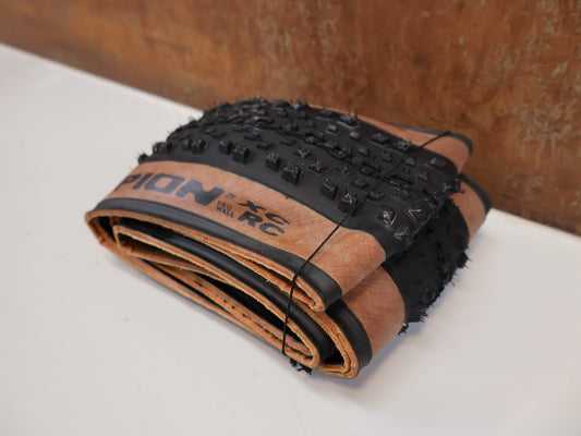 Reifen von Pirelli, PIRELLI SCORPION XC RC CLASSIC PROWALL REIFEN / 29×2.4 / BROWN WALL / 4354300 vor USEDBIKES-OB.DE Hintergrund