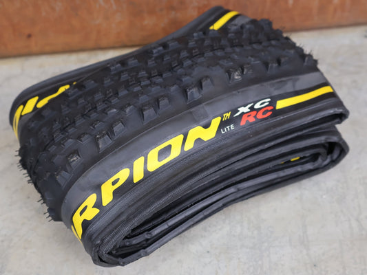 Reifen von Pirelli, PIRELLI SCORPION XC RC LITE TEAM EDITION 29×2.2 – MTB RACE REIFEN YELLOW vor USEDBIKES - OB.DE Hintergrund