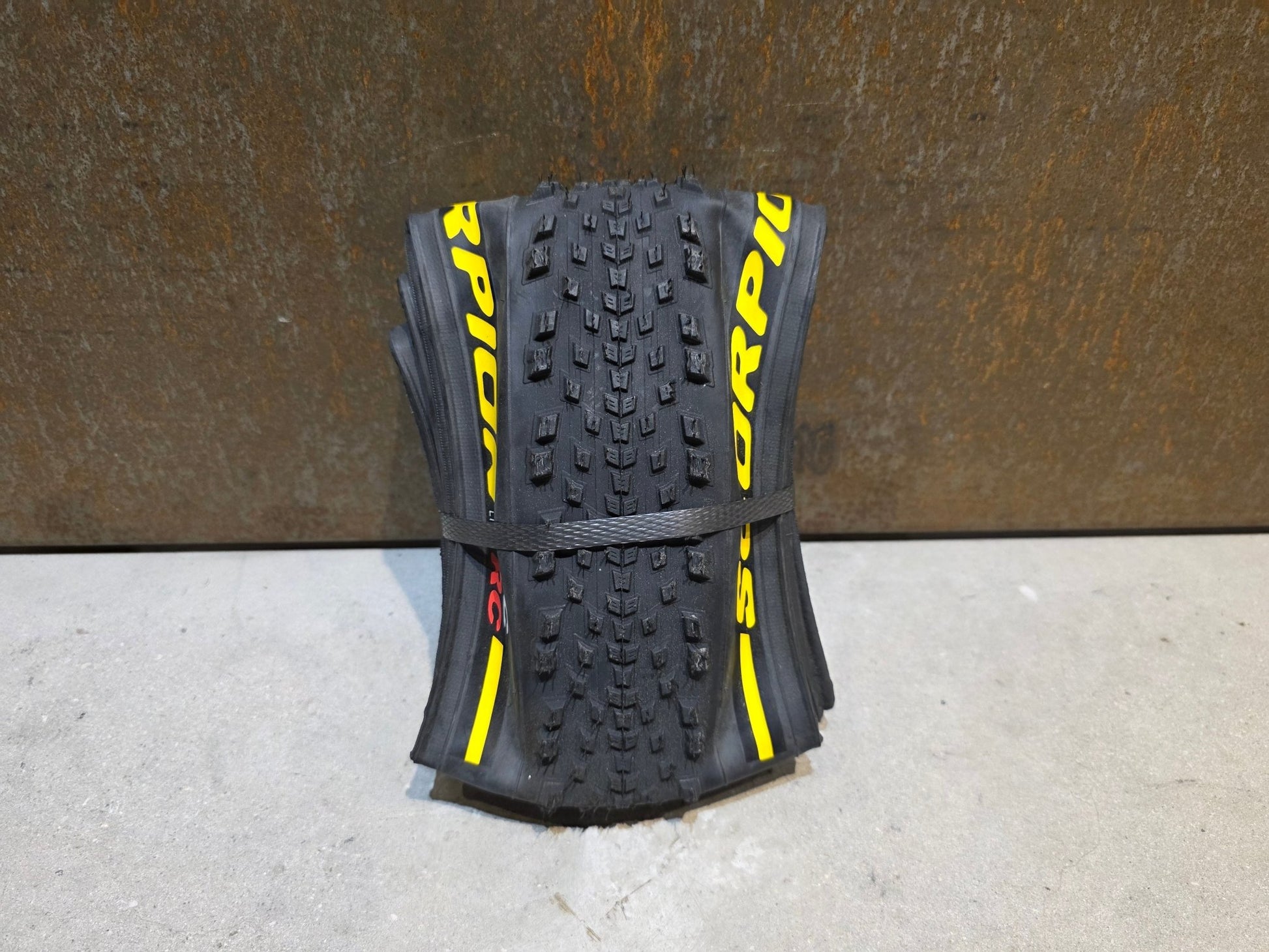 Reifen von Pirelli, PIRELLI SCORPION XC RC LITE TEAM EDITION MOUNTAINBIKE REIFEN 29X2.20 vor USEDBIKES - OB.DE Hintergrund