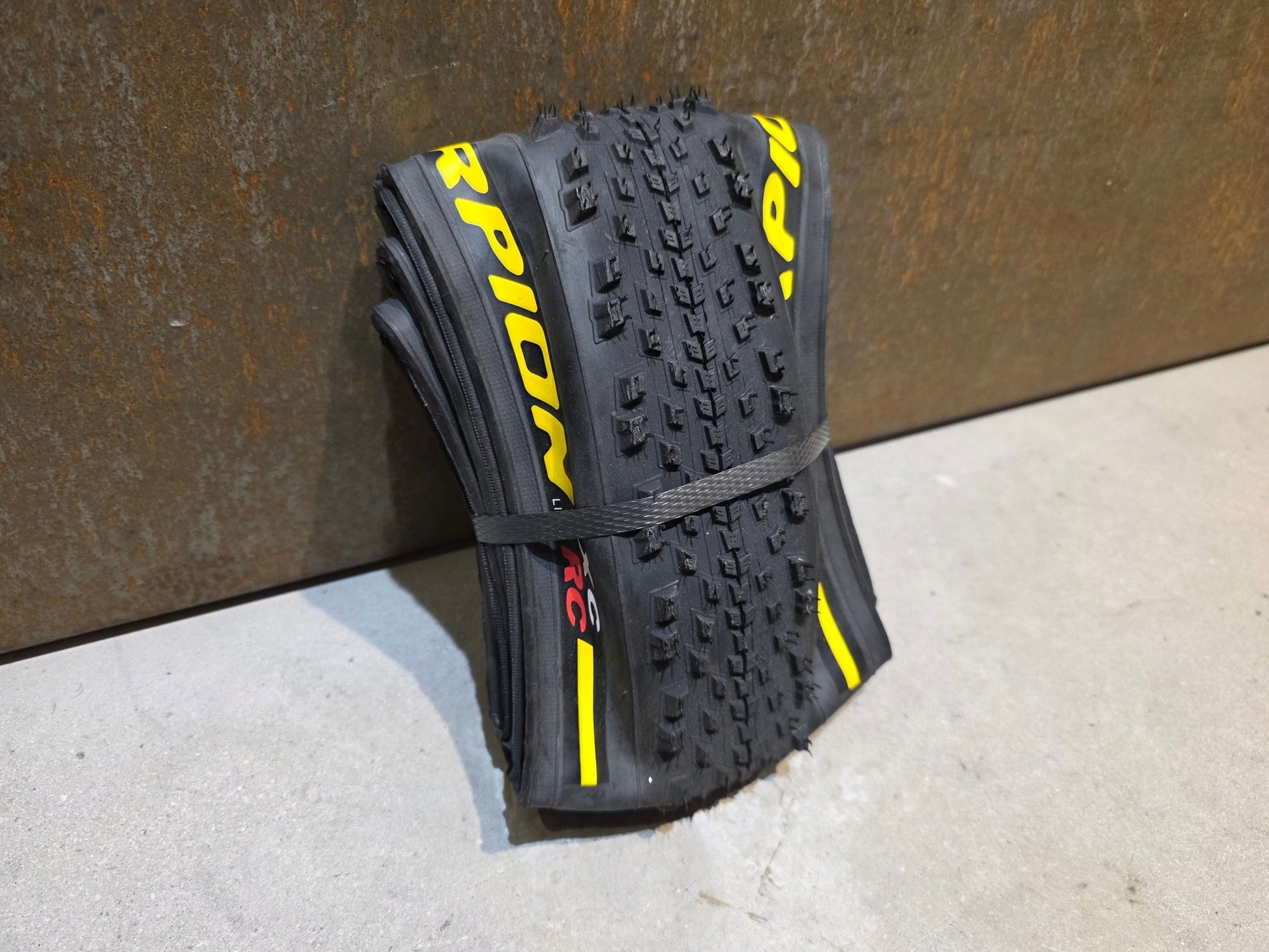 Reifen von Pirelli, PIRELLI SCORPION XC RC LITE TEAM EDITION MOUNTAINBIKE REIFEN 29X2.20 vor USEDBIKES - OB.DE Hintergrund