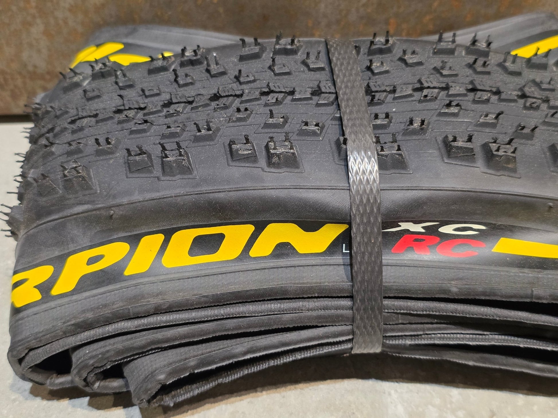 Reifen von Pirelli, PIRELLI SCORPION XC RC LITE TEAM EDITION MOUNTAINBIKE REIFEN 29X2.20 vor USEDBIKES - OB.DE Hintergrund