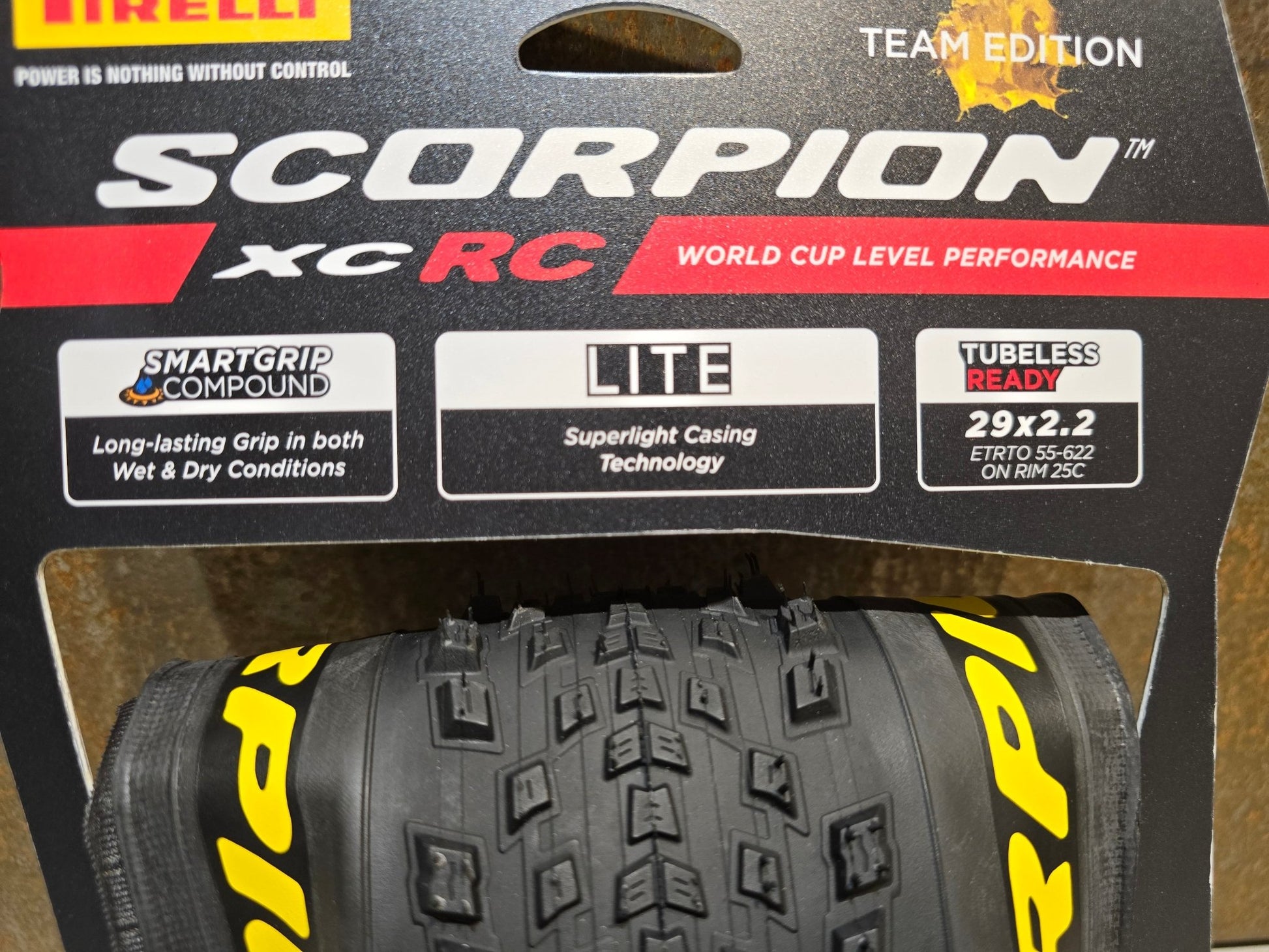 Reifen von Pirelli, PIRELLI SCORPION XC RC LITE TEAM EDITION MOUNTAINBIKE REIFEN 29X2.20 in variant_title vor USEDBIKES - OB.DE Hintergrund