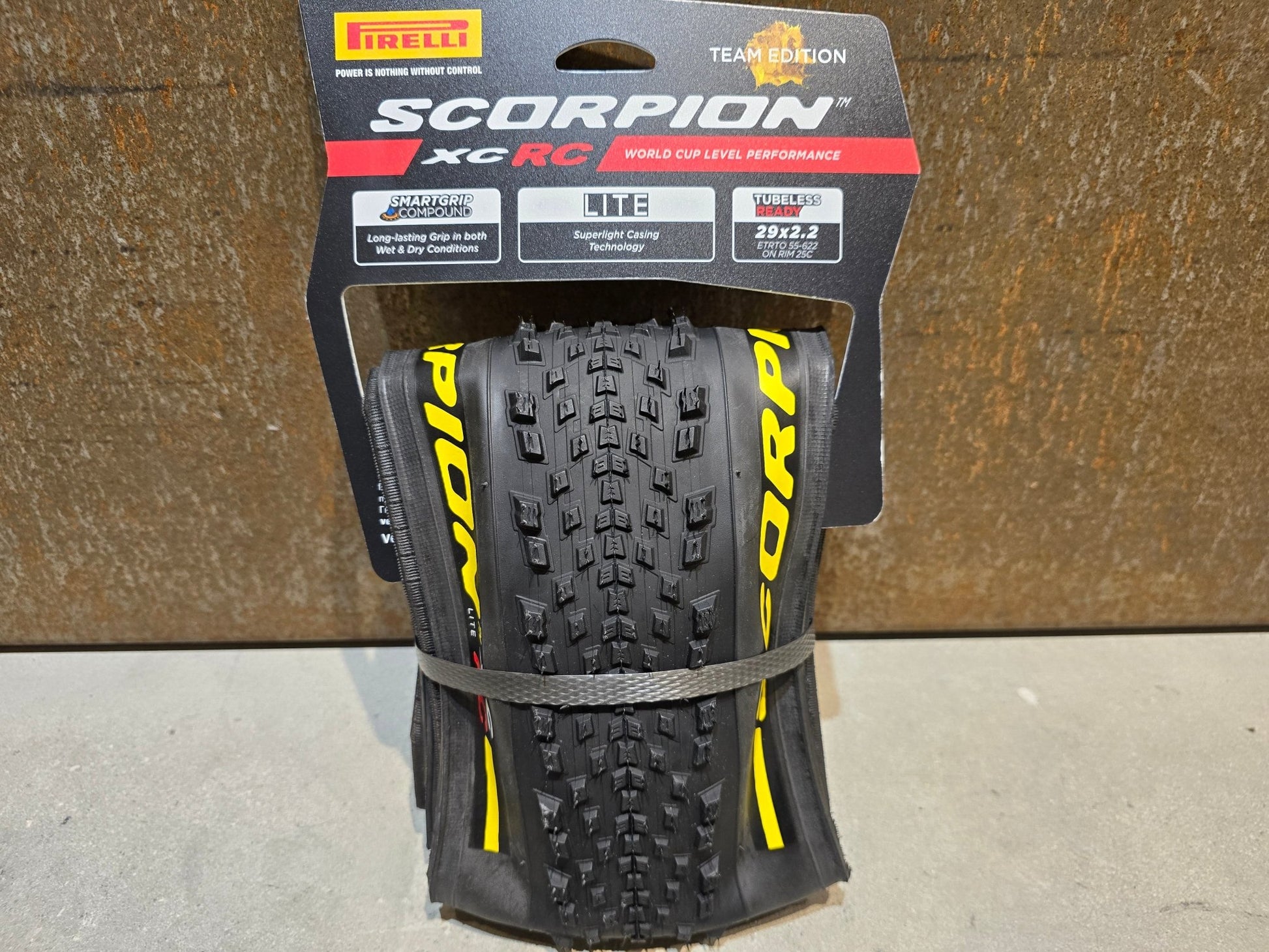 Reifen von Pirelli, PIRELLI SCORPION XC RC LITE TEAM EDITION MOUNTAINBIKE REIFEN 29X2.20 in variant_title vor USEDBIKES - OB.DE Hintergrund