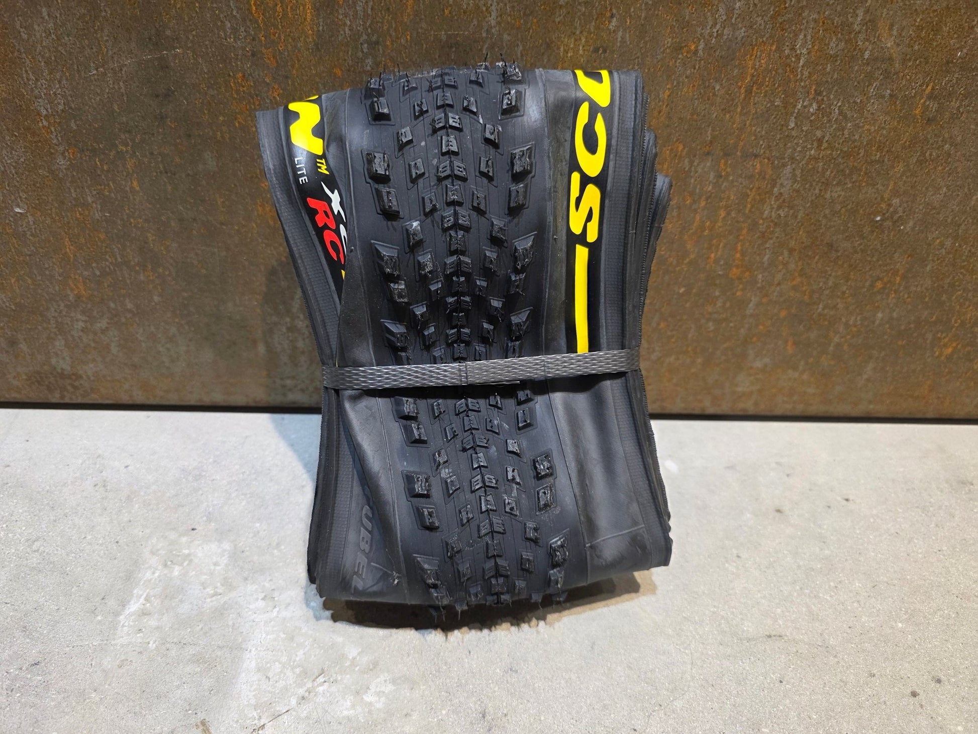 Reifen von Pirelli, PIRELLI SCORPION XC RC LITE TEAM EDITION MOUNTAINBIKE REIFEN 29X2.20 vor USEDBIKES - OB.DE Hintergrund