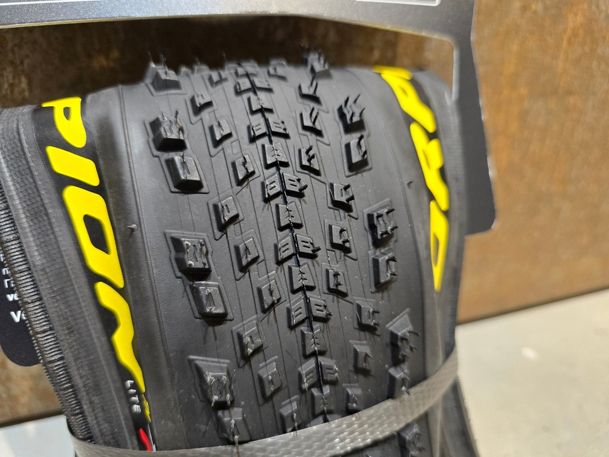 Reifen von Pirelli, PIRELLI SCORPION XC RC LITE TEAM EDITION MOUNTAINBIKE REIFEN 29X2.20 in variant_title vor USEDBIKES - OB.DE Hintergrund