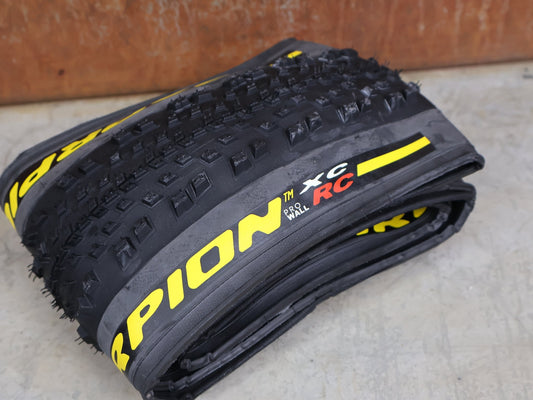 Reifen von Pirelli, PIRELLI SCORPION XC RC PROWALL TEAM EDITION 29×2.2 – MTB RACE REIFEN YELLOW vor USEDBIKES - OB.DE Hintergrund