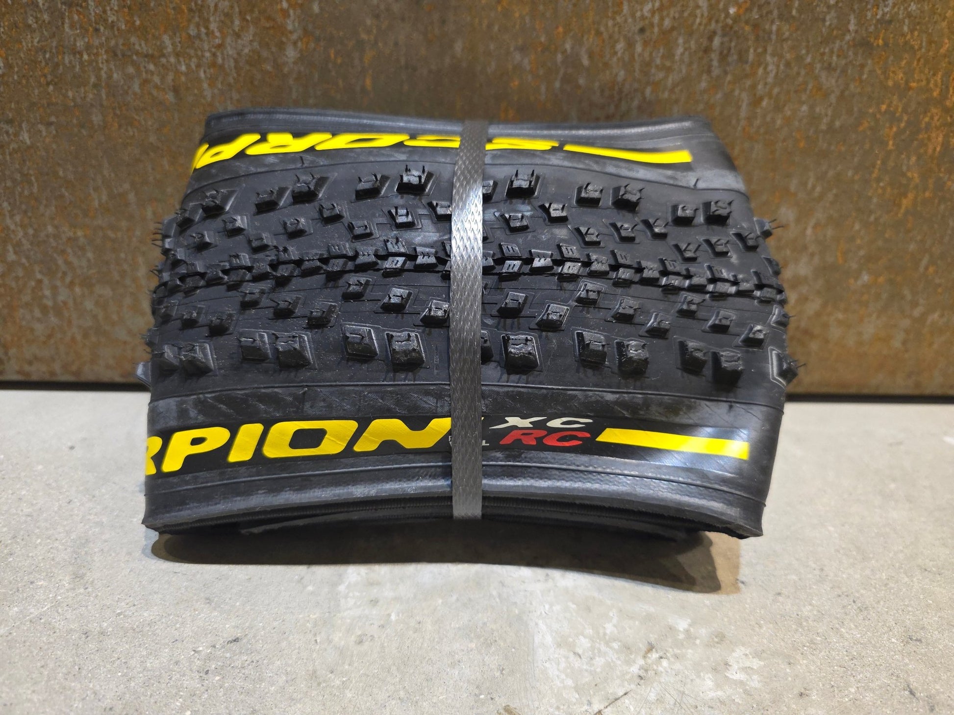 Reifen von Pirelli, PIRELLI SCORPION XC RC PROWALL TEAM EDITION MOUNTAINBIKE REIFEN 29X2.20 in variant_title vor USEDBIKES - OB.DE Hintergrund