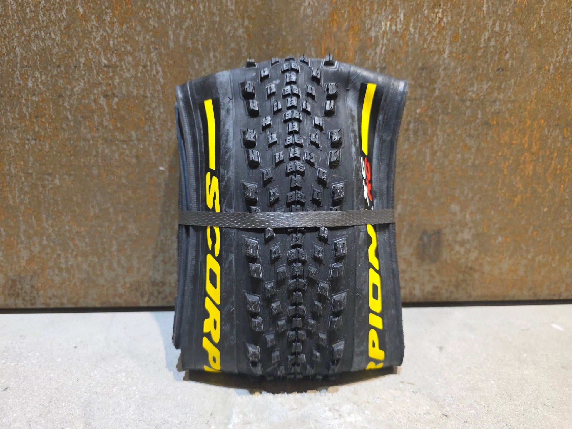 Reifen von Pirelli, PIRELLI SCORPION XC RC PROWALL TEAM EDITION MOUNTAINBIKE REIFEN 29X2.20 in variant_title vor USEDBIKES - OB.DE Hintergrund