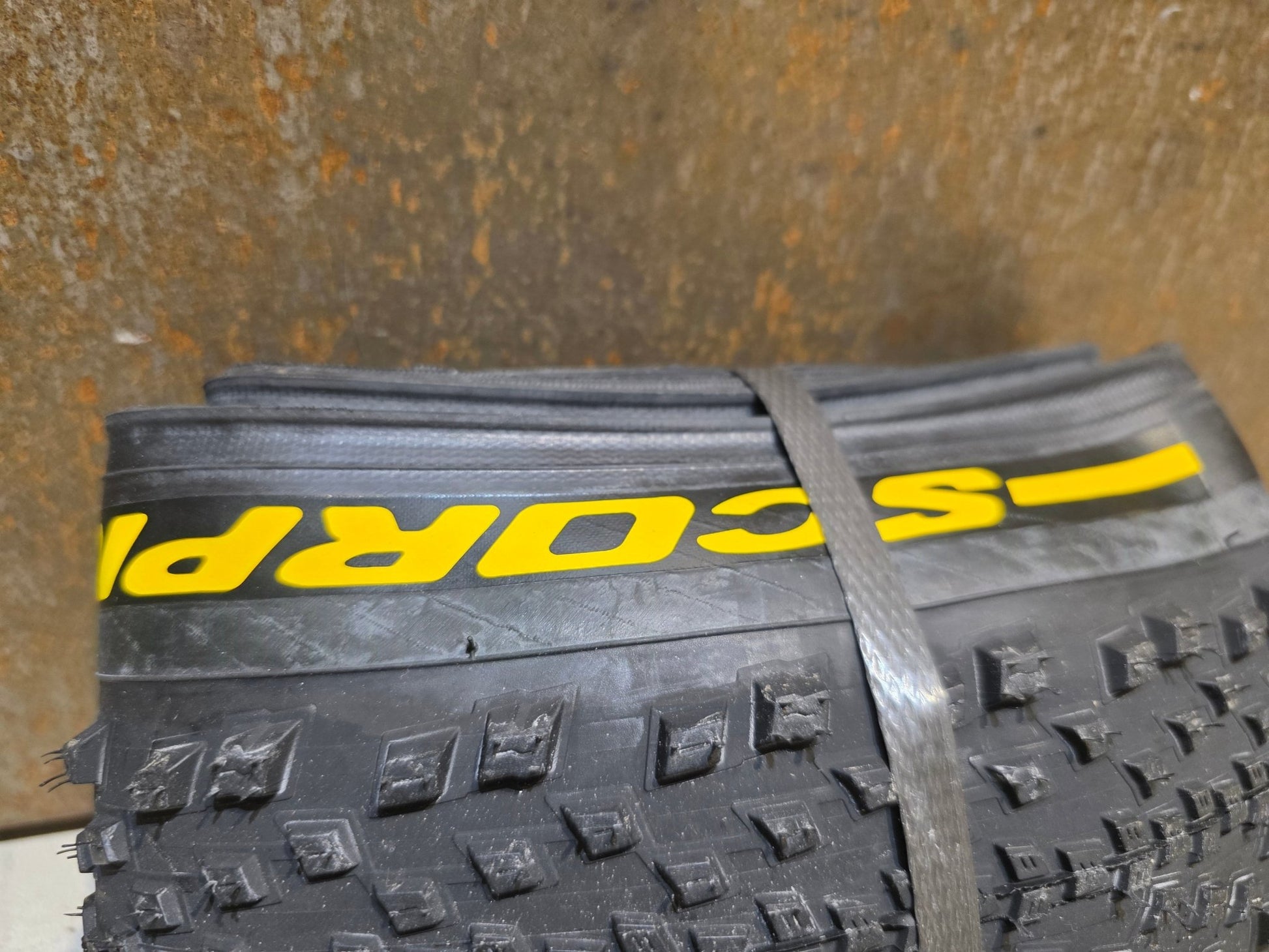 Reifen von Pirelli, PIRELLI SCORPION XC RC PROWALL TEAM EDITION MOUNTAINBIKE REIFEN 29X2.20 in variant_title vor USEDBIKES - OB.DE Hintergrund