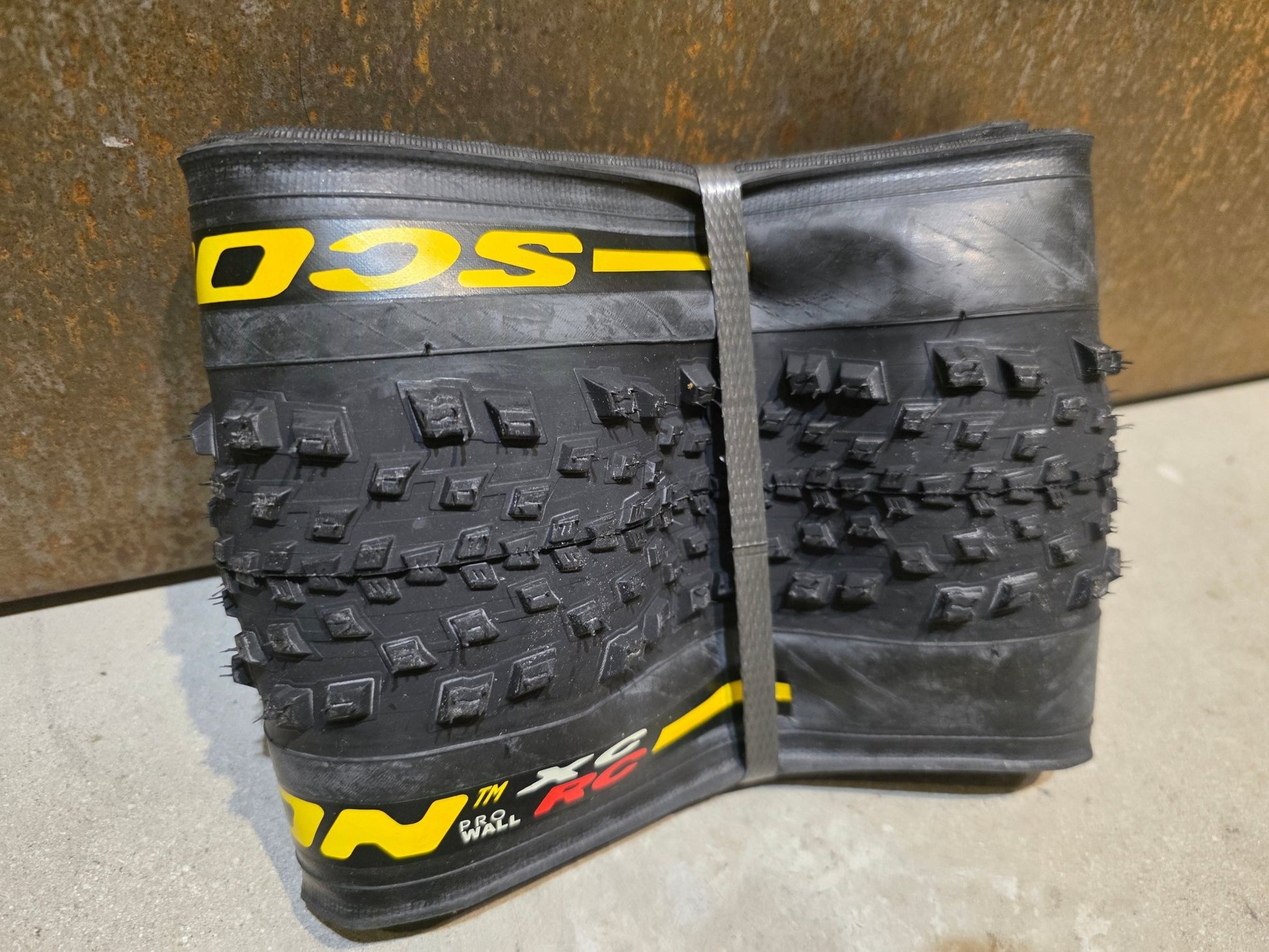 Reifen von Pirelli, PIRELLI SCORPION XC RC PROWALL TEAM EDITION MOUNTAINBIKE REIFEN 29X2.20 in variant_title vor USEDBIKES - OB.DE Hintergrund