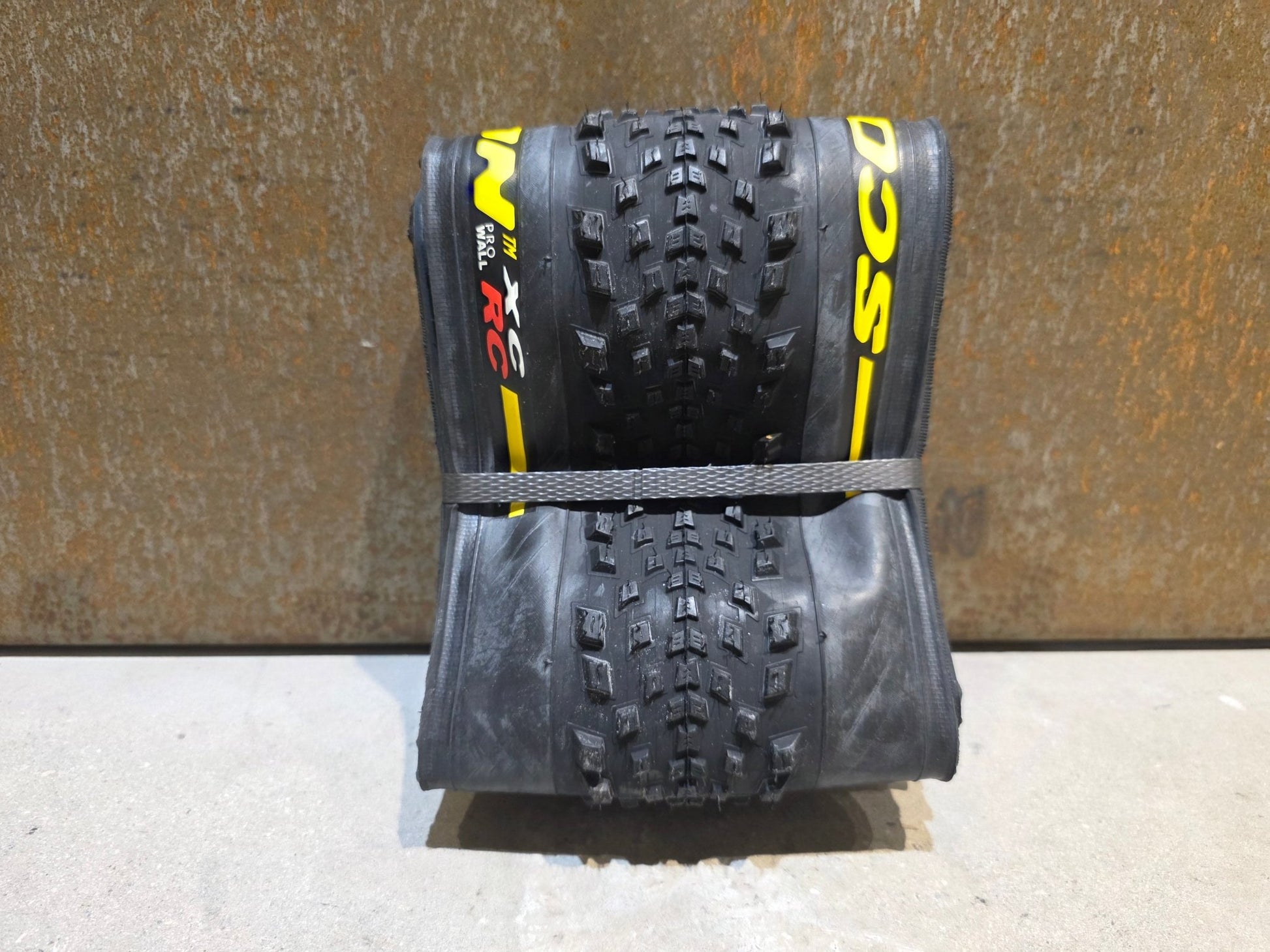 Reifen von Pirelli, PIRELLI SCORPION XC RC PROWALL TEAM EDITION MOUNTAINBIKE REIFEN 29X2.20 in variant_title vor USEDBIKES - OB.DE Hintergrund