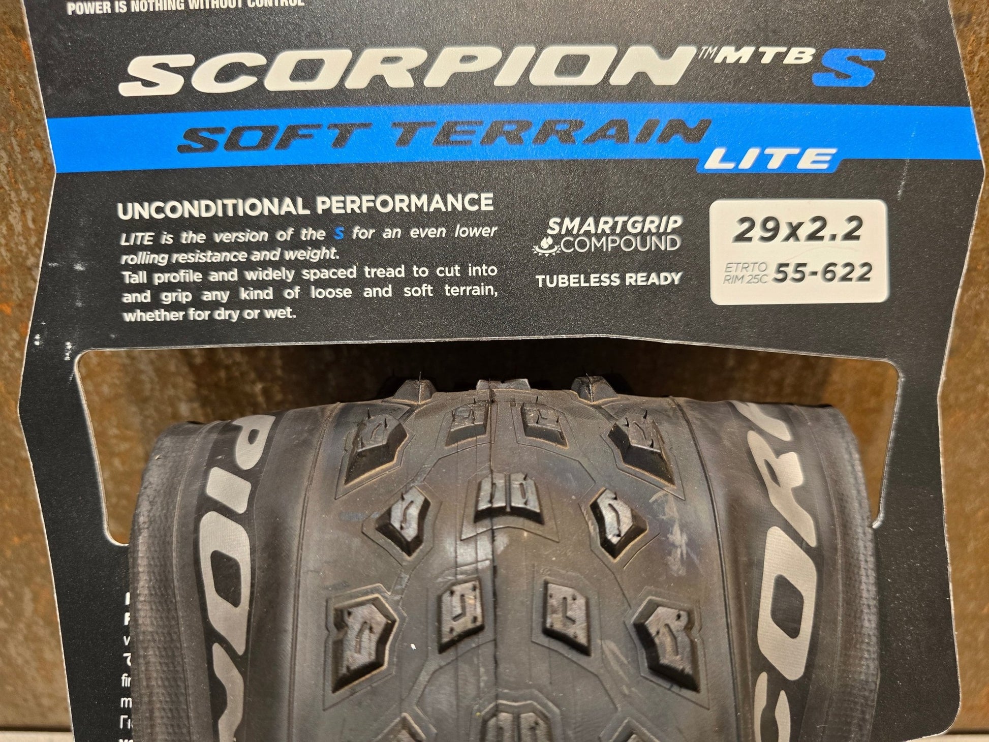 Reifen von Pirelli, PIRELLI SCORPION XC S LITE MOUNTAINBIKE REIFEN 29X2.20 in variant_title vor USEDBIKES - OB.DE Hintergrund