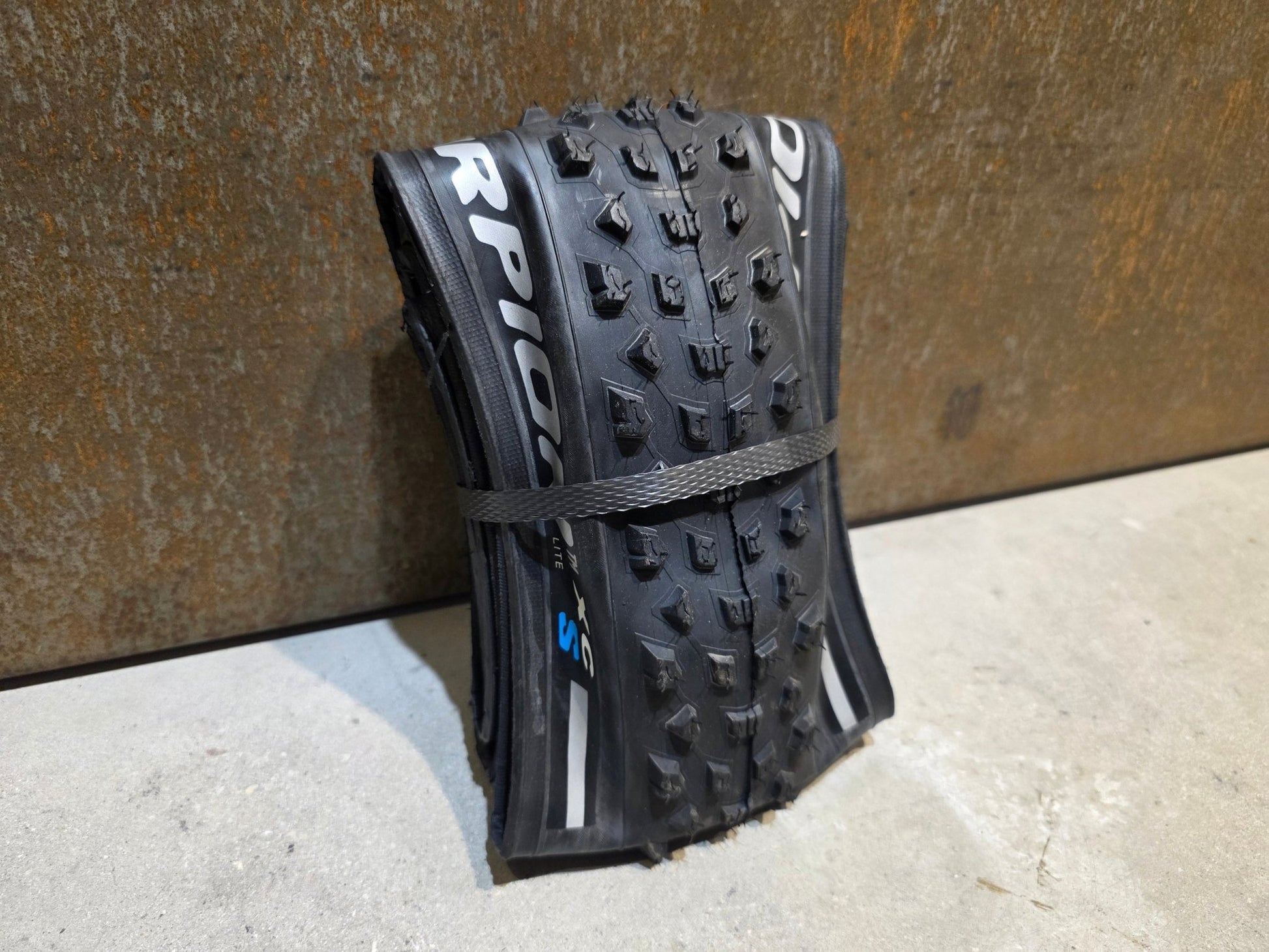 Reifen von Pirelli, PIRELLI SCORPION XC S LITE MOUNTAINBIKE REIFEN 29X2.20 vor USEDBIKES - OB.DE Hintergrund