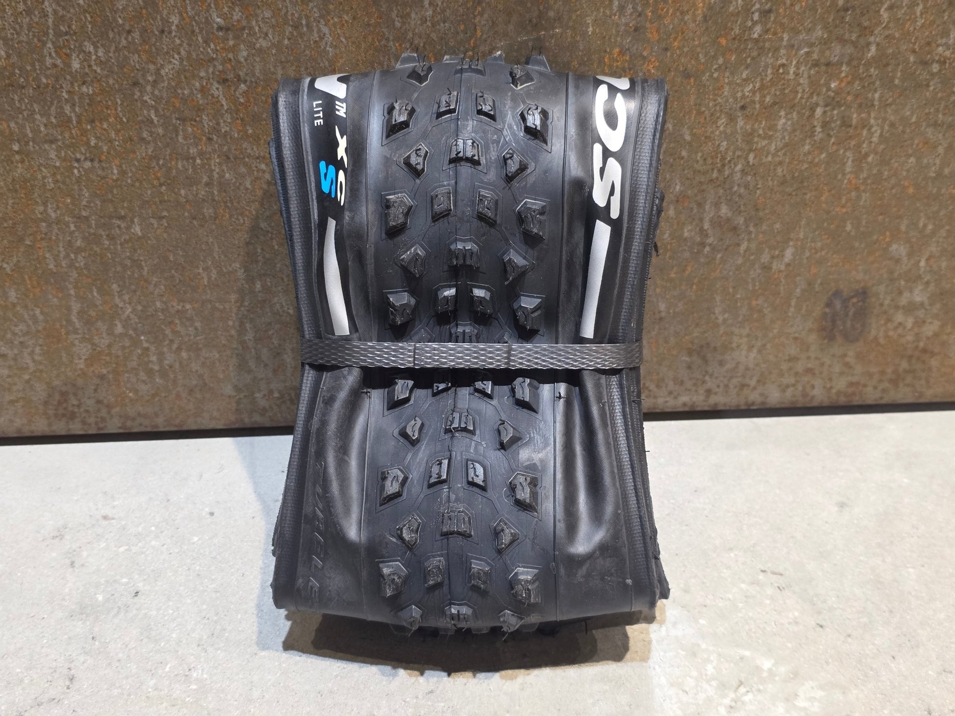 Reifen von Pirelli, PIRELLI SCORPION XC S LITE MOUNTAINBIKE REIFEN 29X2.20 vor USEDBIKES - OB.DE Hintergrund