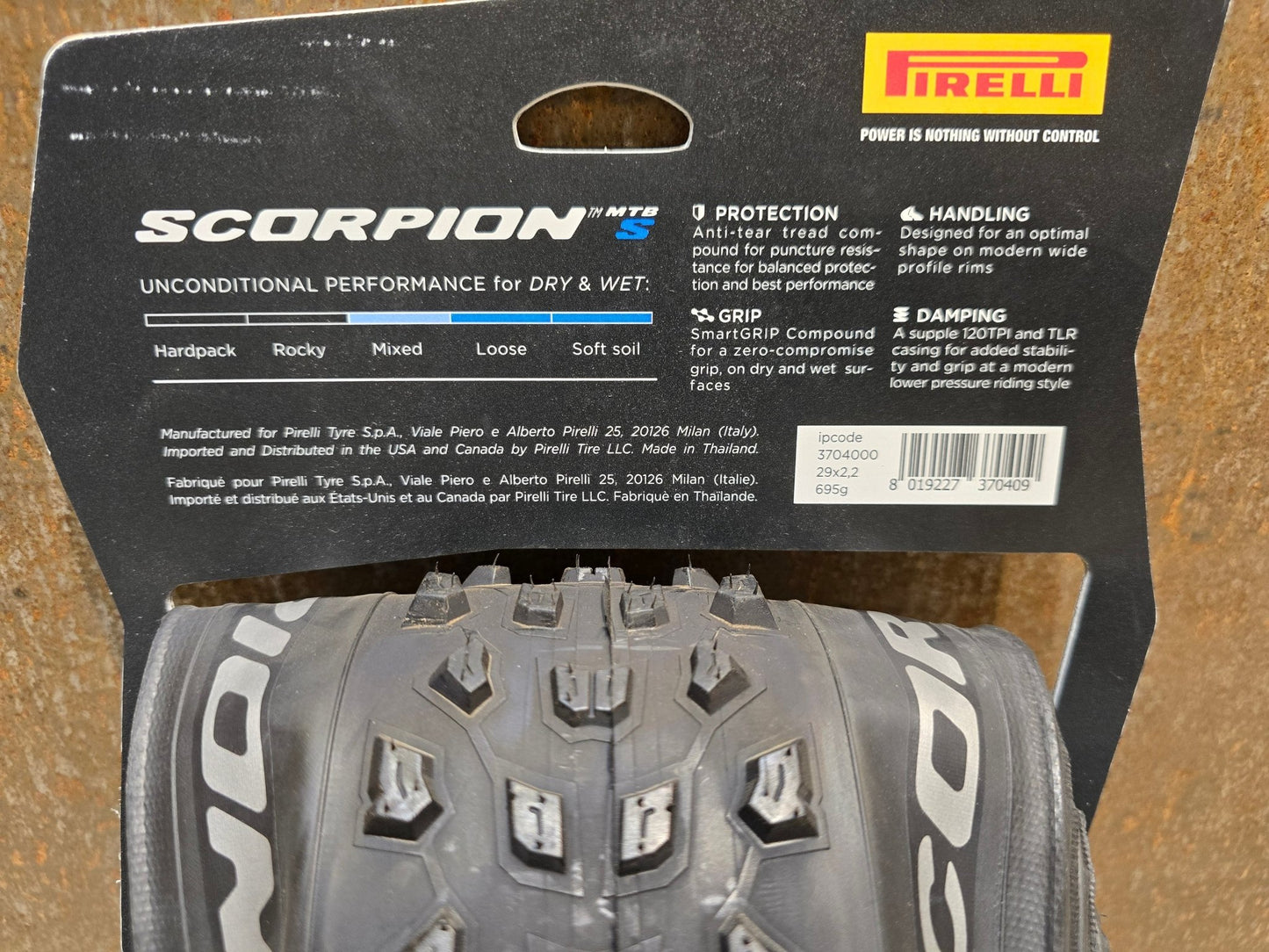Reifen von Pirelli, PIRELLI SCORPION XC S LITE MOUNTAINBIKE REIFEN 29X2.20 in variant_title vor USEDBIKES - OB.DE Hintergrund