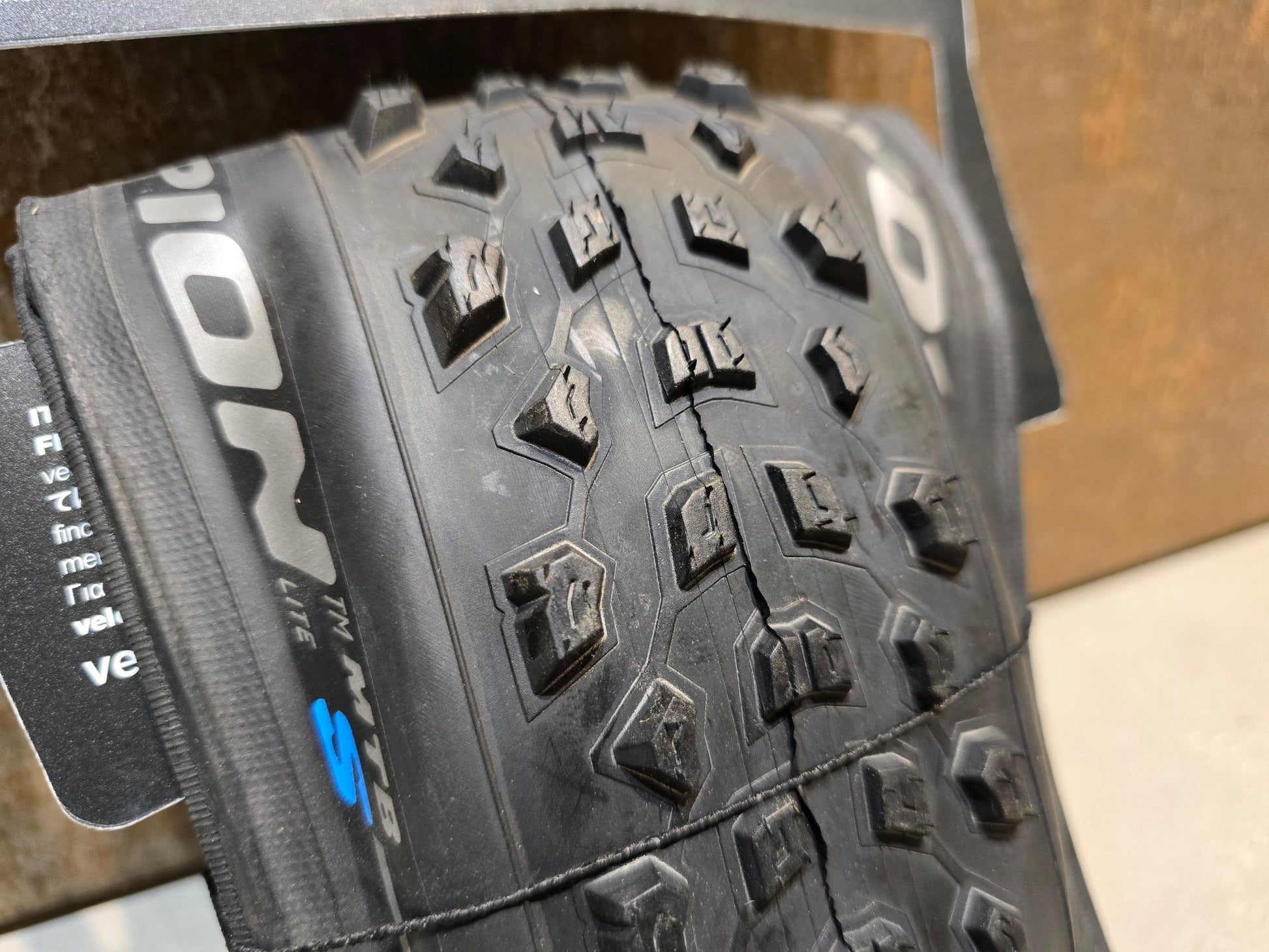 Reifen von Pirelli, PIRELLI SCORPION XC S LITE MOUNTAINBIKE REIFEN 29X2.20 in variant_title vor USEDBIKES - OB.DE Hintergrund