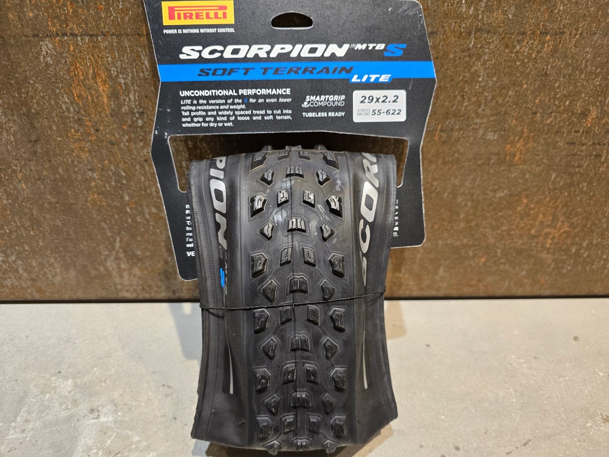 Reifen von Pirelli, PIRELLI SCORPION XC S LITE MOUNTAINBIKE REIFEN 29X2.20 in variant_title vor USEDBIKES - OB.DE Hintergrund