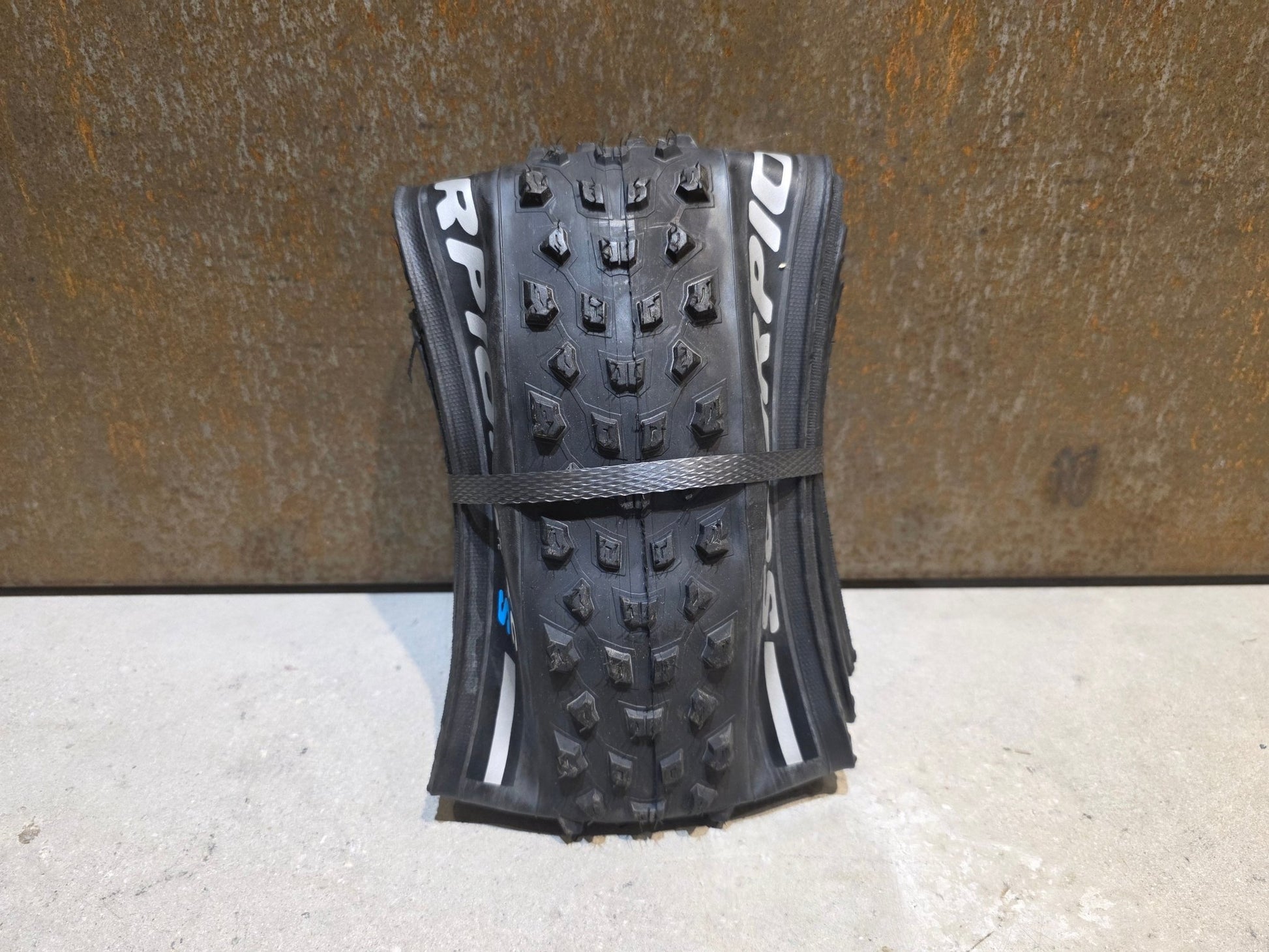 Reifen von Pirelli, PIRELLI SCORPION XC S LITE MOUNTAINBIKE REIFEN 29X2.20 vor USEDBIKES - OB.DE Hintergrund