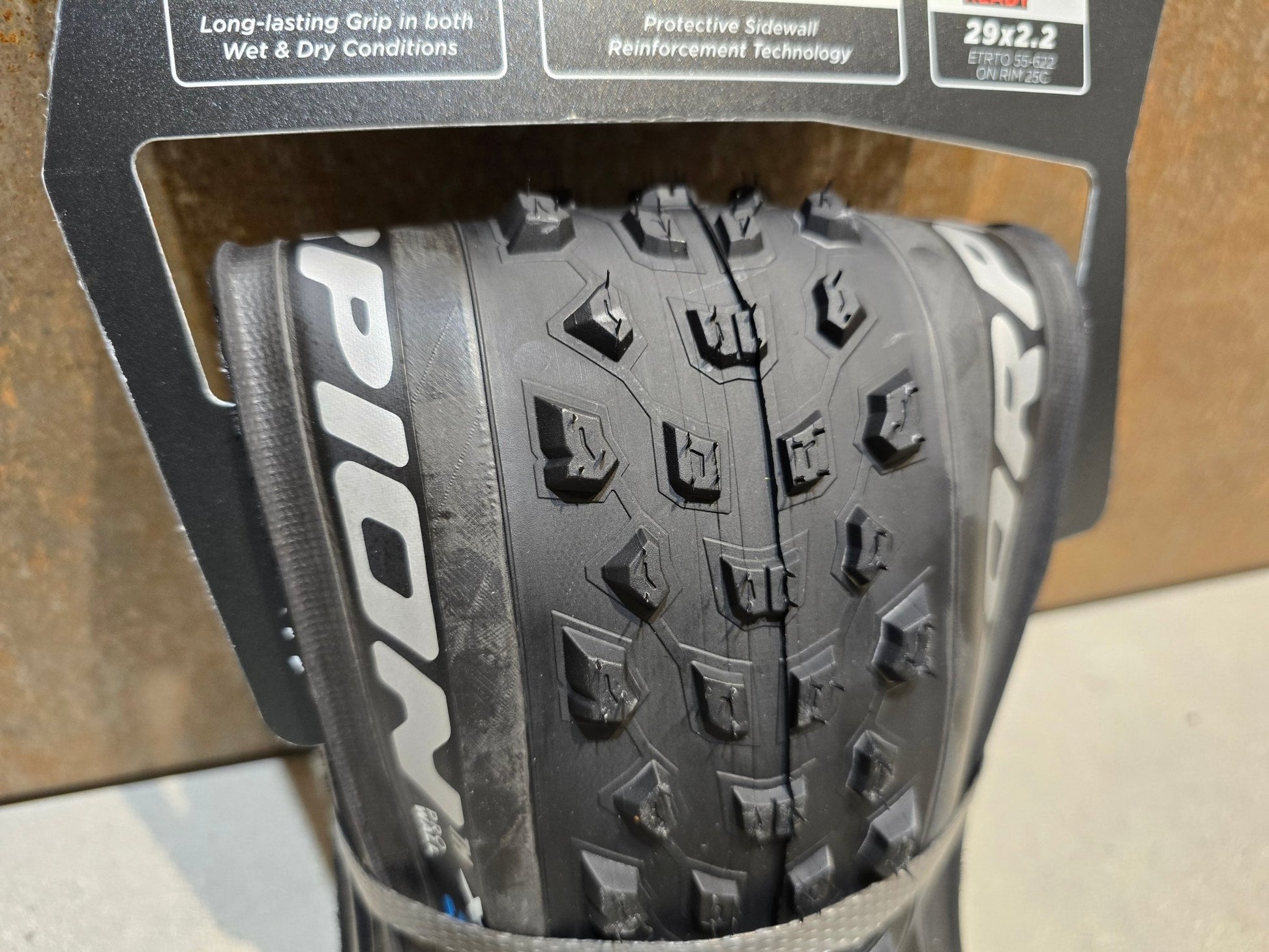 Reifen von Pirelli, PIRELLI SCORPION XC S PROWALL MOUNTAINBIKE REIFEN 29X2.20 in variant_title vor USEDBIKES - OB.DE Hintergrund