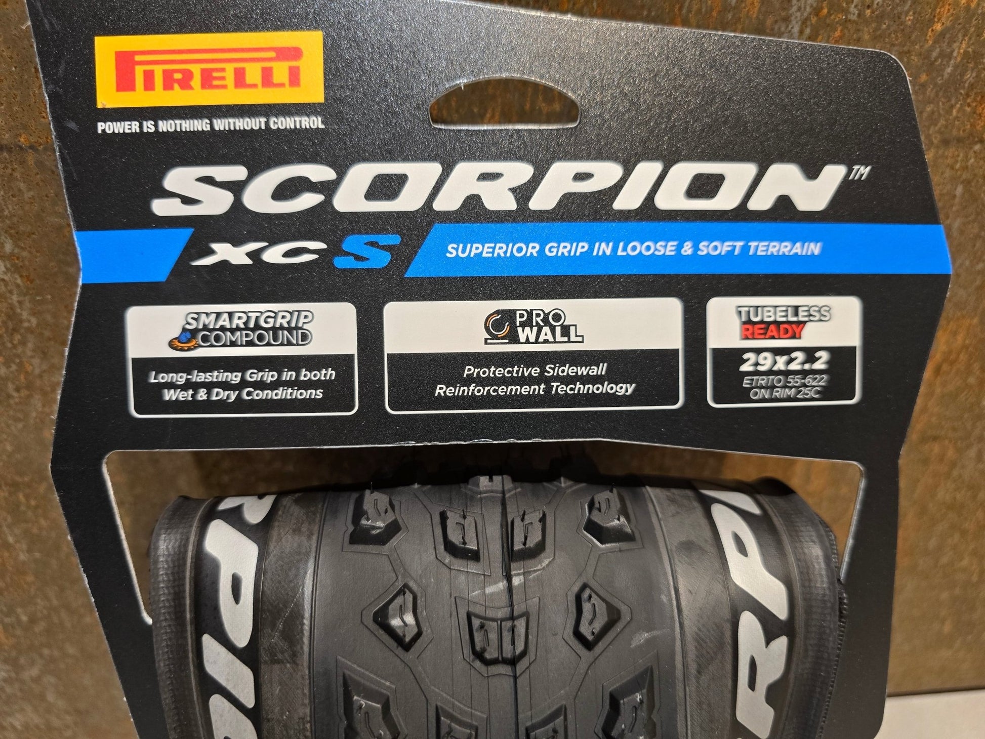 Reifen von Pirelli, PIRELLI SCORPION XC S PROWALL MOUNTAINBIKE REIFEN 29X2.20 in variant_title vor USEDBIKES - OB.DE Hintergrund