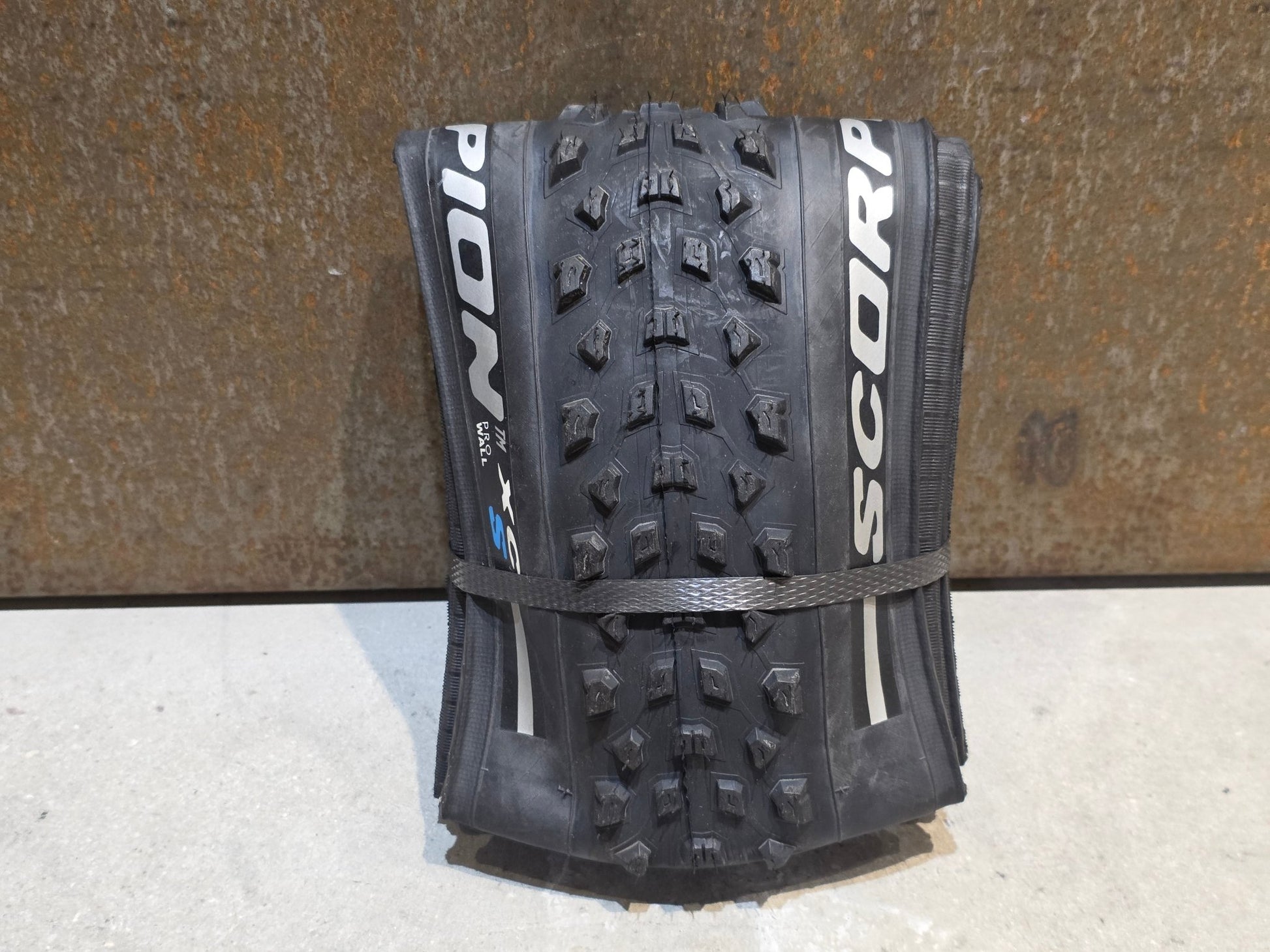 Reifen von Pirelli, PIRELLI SCORPION XC S PROWALL MOUNTAINBIKE REIFEN 29X2.20 vor USEDBIKES - OB.DE Hintergrund