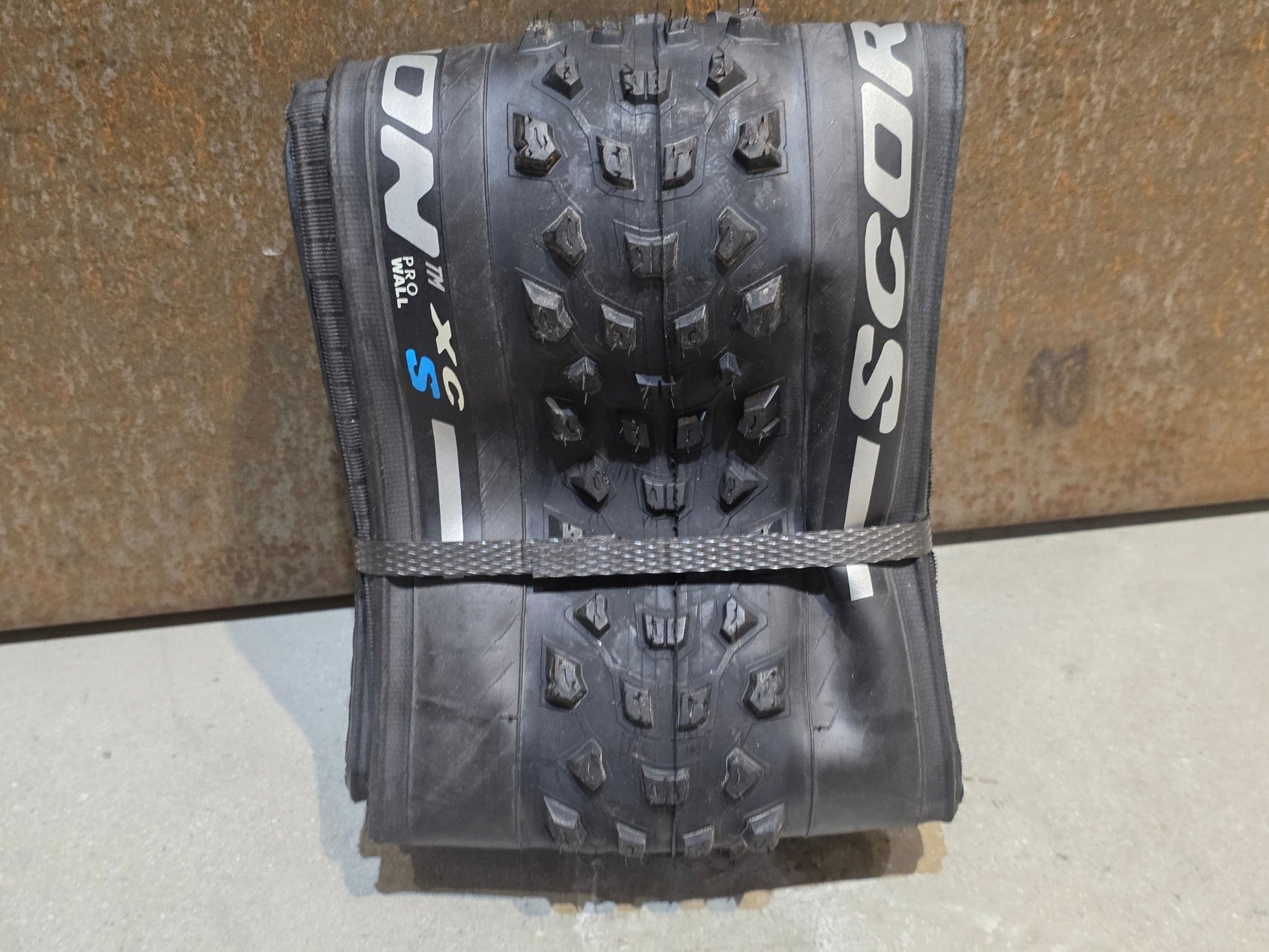 Reifen von Pirelli, PIRELLI SCORPION XC S PROWALL MOUNTAINBIKE REIFEN 29X2.20 vor USEDBIKES - OB.DE Hintergrund