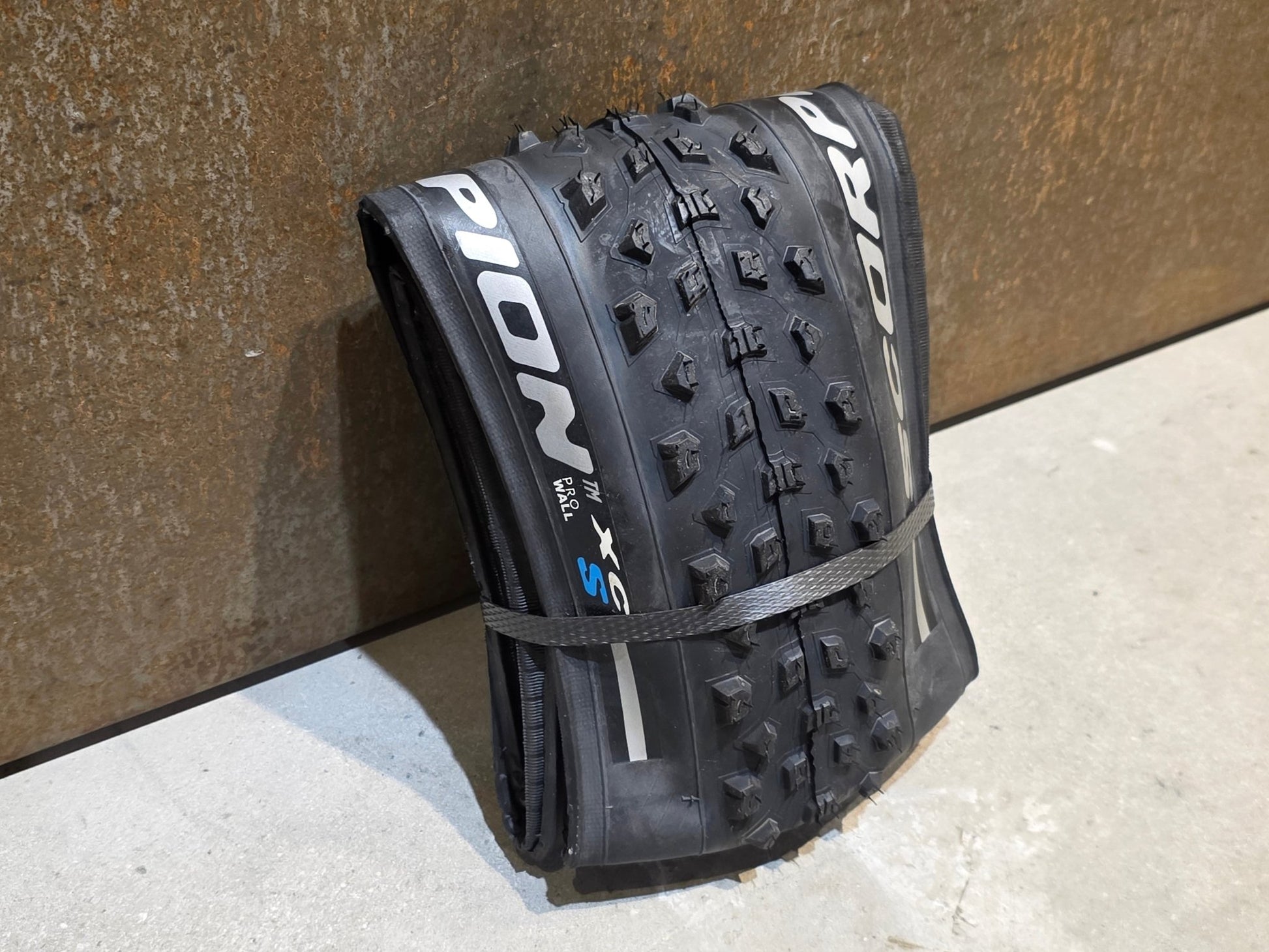 Reifen von Pirelli, PIRELLI SCORPION XC S PROWALL MOUNTAINBIKE REIFEN 29X2.20 vor USEDBIKES - OB.DE Hintergrund