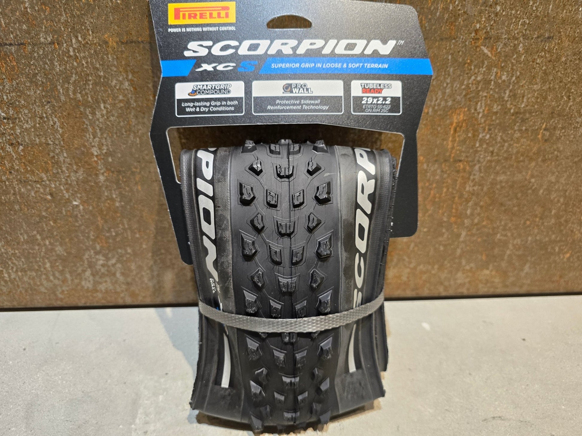 Reifen von Pirelli, PIRELLI SCORPION XC S PROWALL MOUNTAINBIKE REIFEN 29X2.20 in variant_title vor USEDBIKES - OB.DE Hintergrund