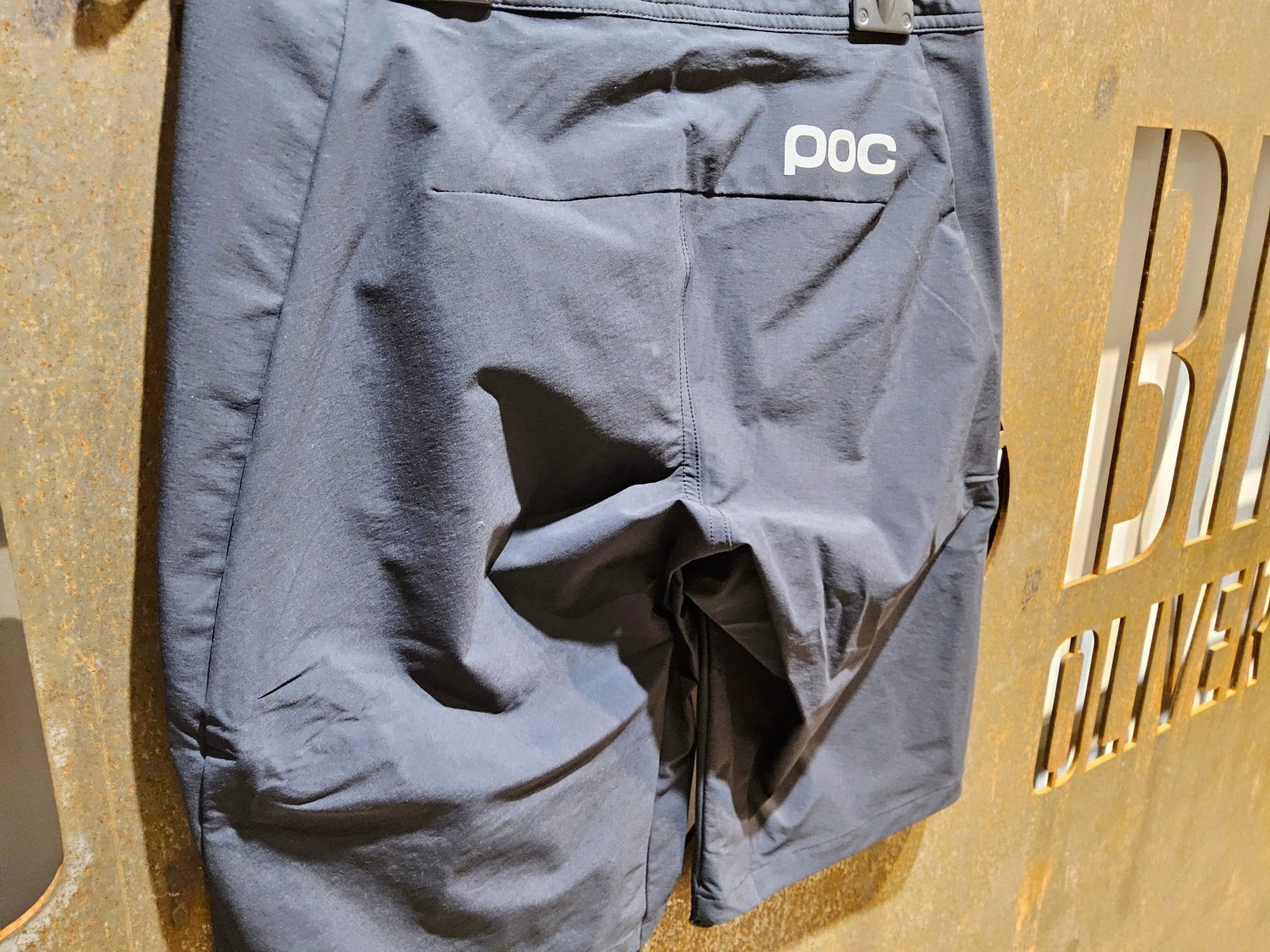 Hosen Damen von Poc, POC ESSENTIAL ENDURO SHORT W'S / KURZE HOSE / DAMEN / BLACK in variant_title vor USEDBIKES - OB.DE Hintergrund