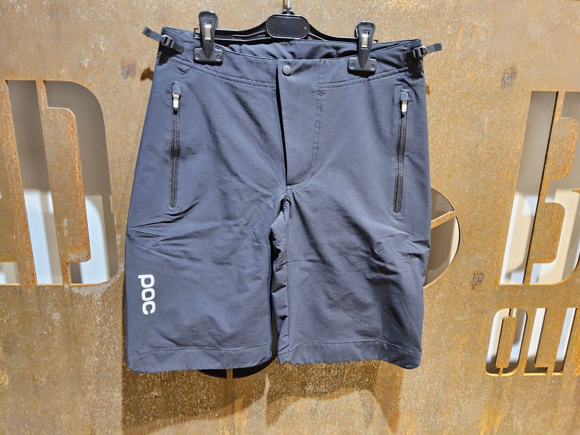 Hosen Damen von Poc, POC ESSENTIAL ENDURO SHORT W'S / KURZE HOSE / DAMEN / BLACK in variant_title vor USEDBIKES - OB.DE Hintergrund