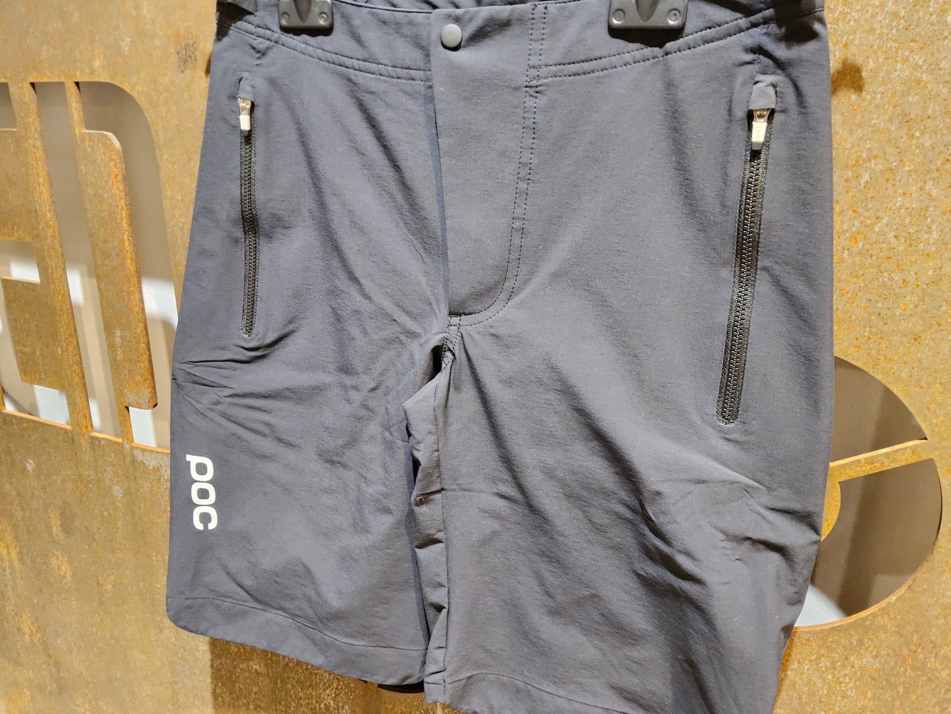 Hosen Damen von Poc, POC ESSENTIAL ENDURO SHORT W'S / KURZE HOSE / DAMEN / BLACK in variant_title vor USEDBIKES - OB.DE Hintergrund
