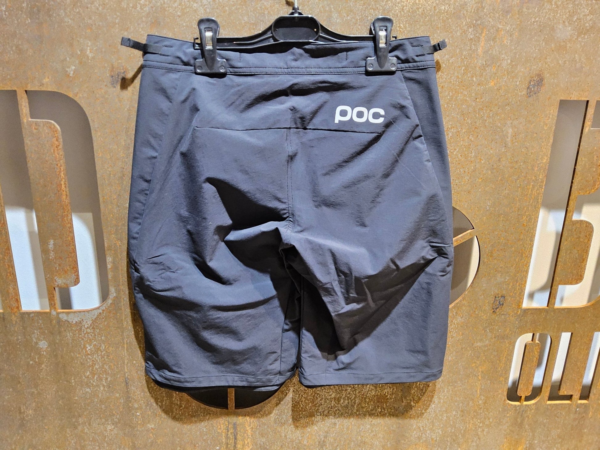 Hosen Damen von Poc, POC ESSENTIAL ENDURO SHORT W'S / KURZE HOSE / DAMEN / BLACK in variant_title vor USEDBIKES - OB.DE Hintergrund