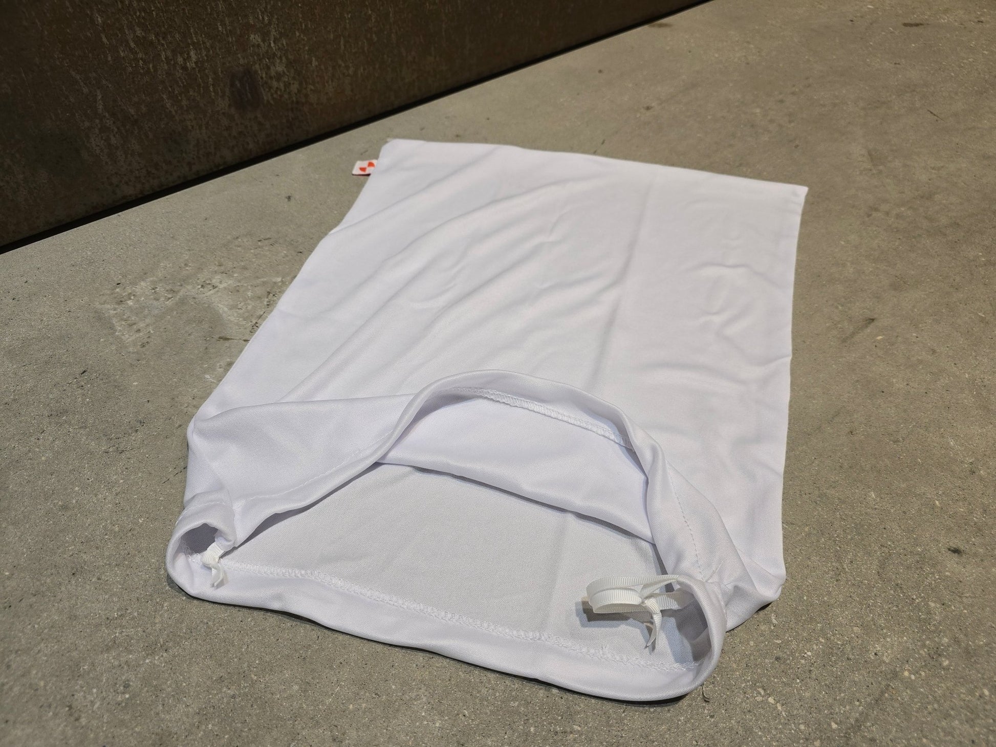 Taschen & Rucksäcke von Poc, POC HELMTASCHE LOGO AVIP in variant_title vor USEDBIKES - OB.DE Hintergrund