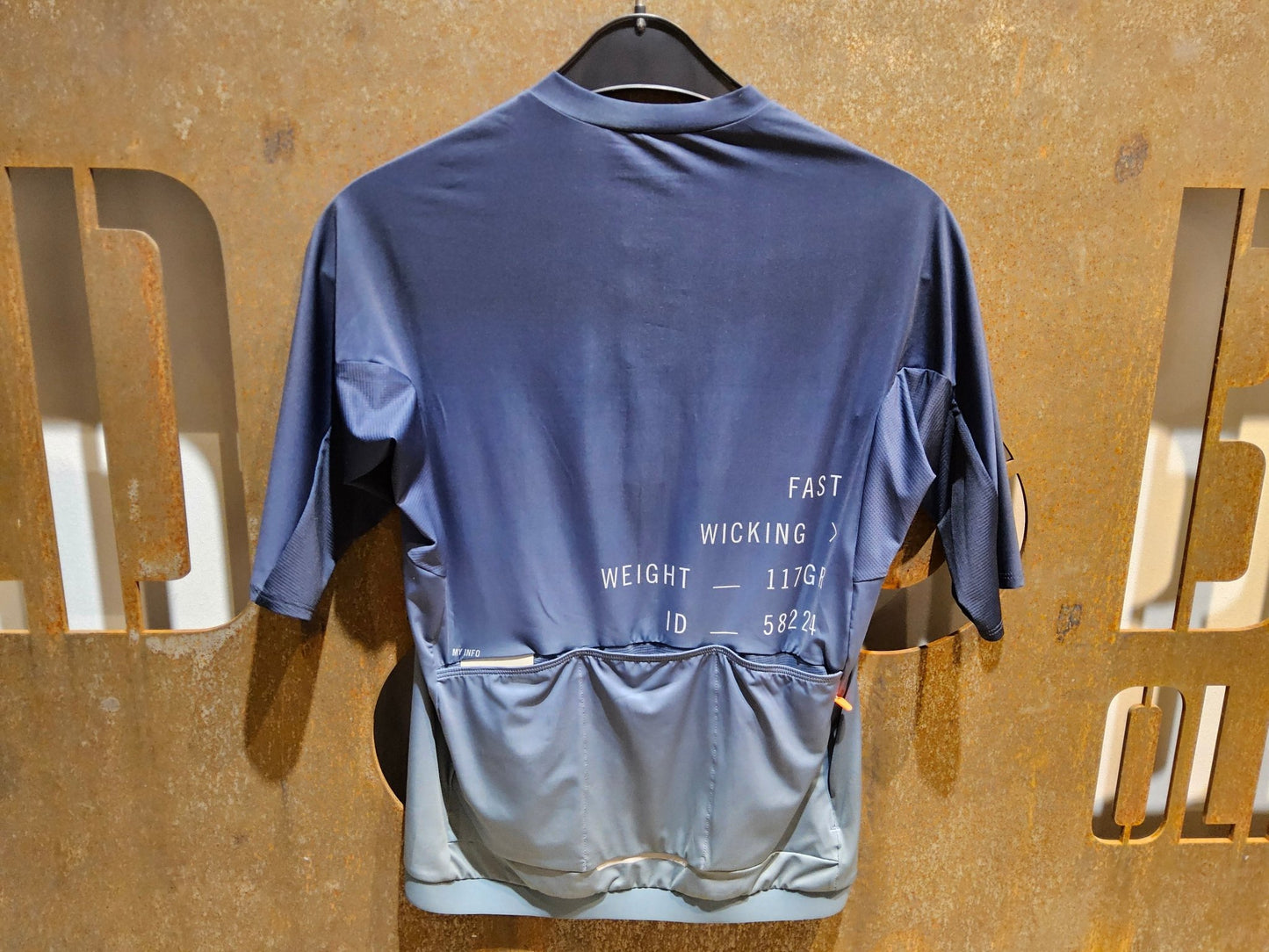 Trikot Herren von Poc, POC PRISTINE PRINT JERSEY / KURZARM TRIKOT / HERREN / GRADIENT TURMALINE NAVY in variant_title vor USEDBIKES - OB.DE Hintergrund
