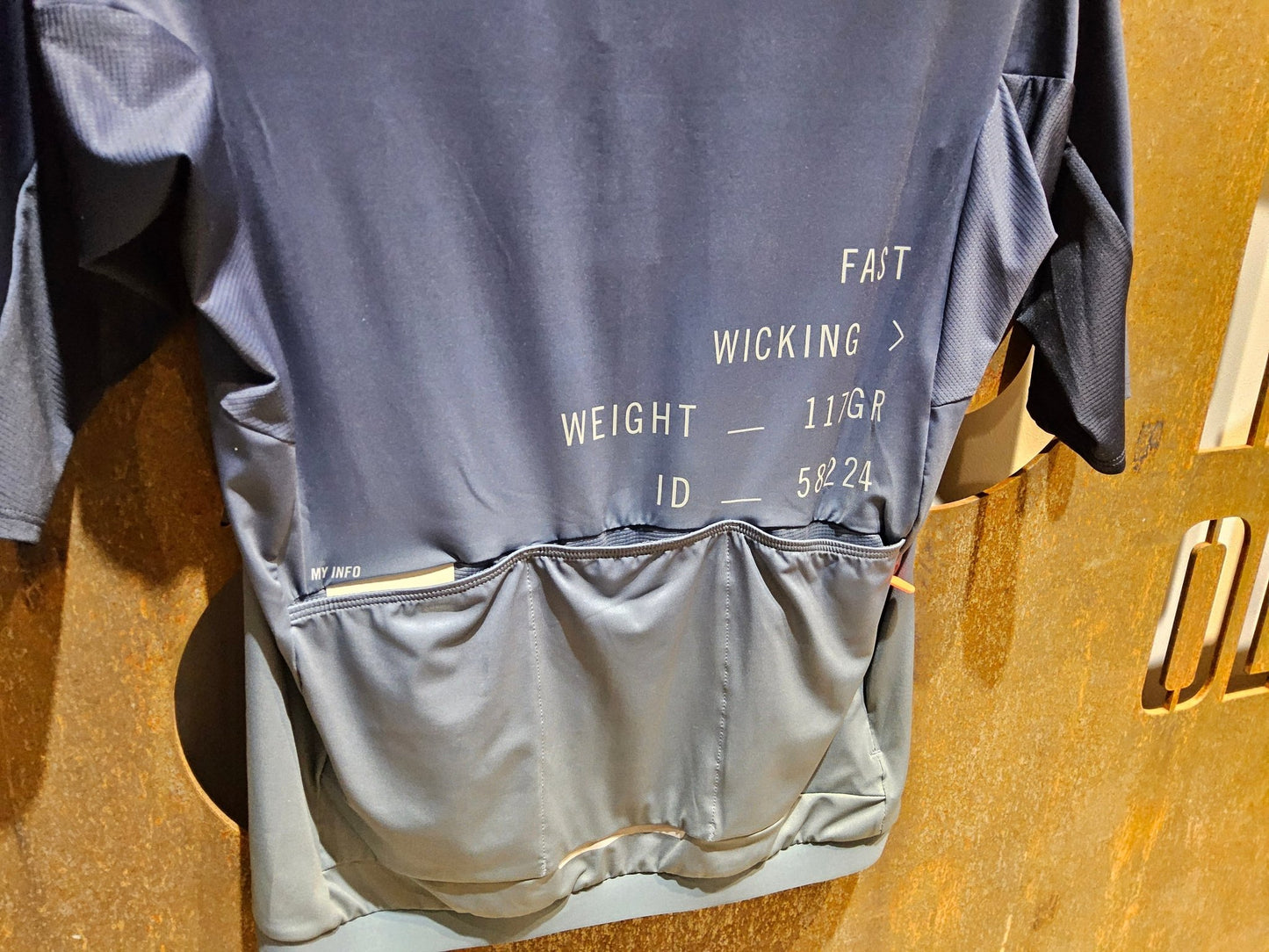 Trikot Herren von Poc, POC PRISTINE PRINT JERSEY / KURZARM TRIKOT / HERREN / GRADIENT TURMALINE NAVY in variant_title vor USEDBIKES - OB.DE Hintergrund