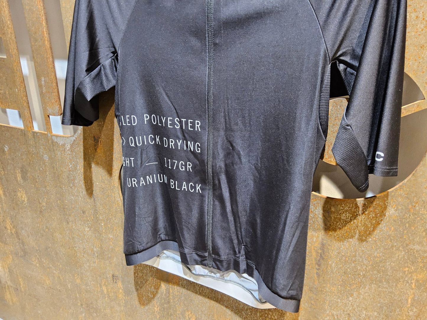Trikot Herren von Poc, POC PRISTINE PRINT JERSEY / KURZARM TRIKOT / HERREN / URANIUM BLACK in variant_title vor USEDBIKES - OB.DE Hintergrund