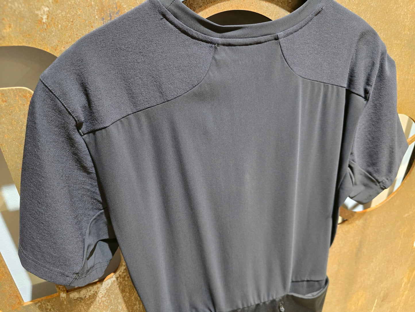 Trikot Herren von Poc, POC RESISTANCE ULTRA TEE / KURZARM TRIKOT / HERREN in variant_title vor USEDBIKES - OB.DE Hintergrund