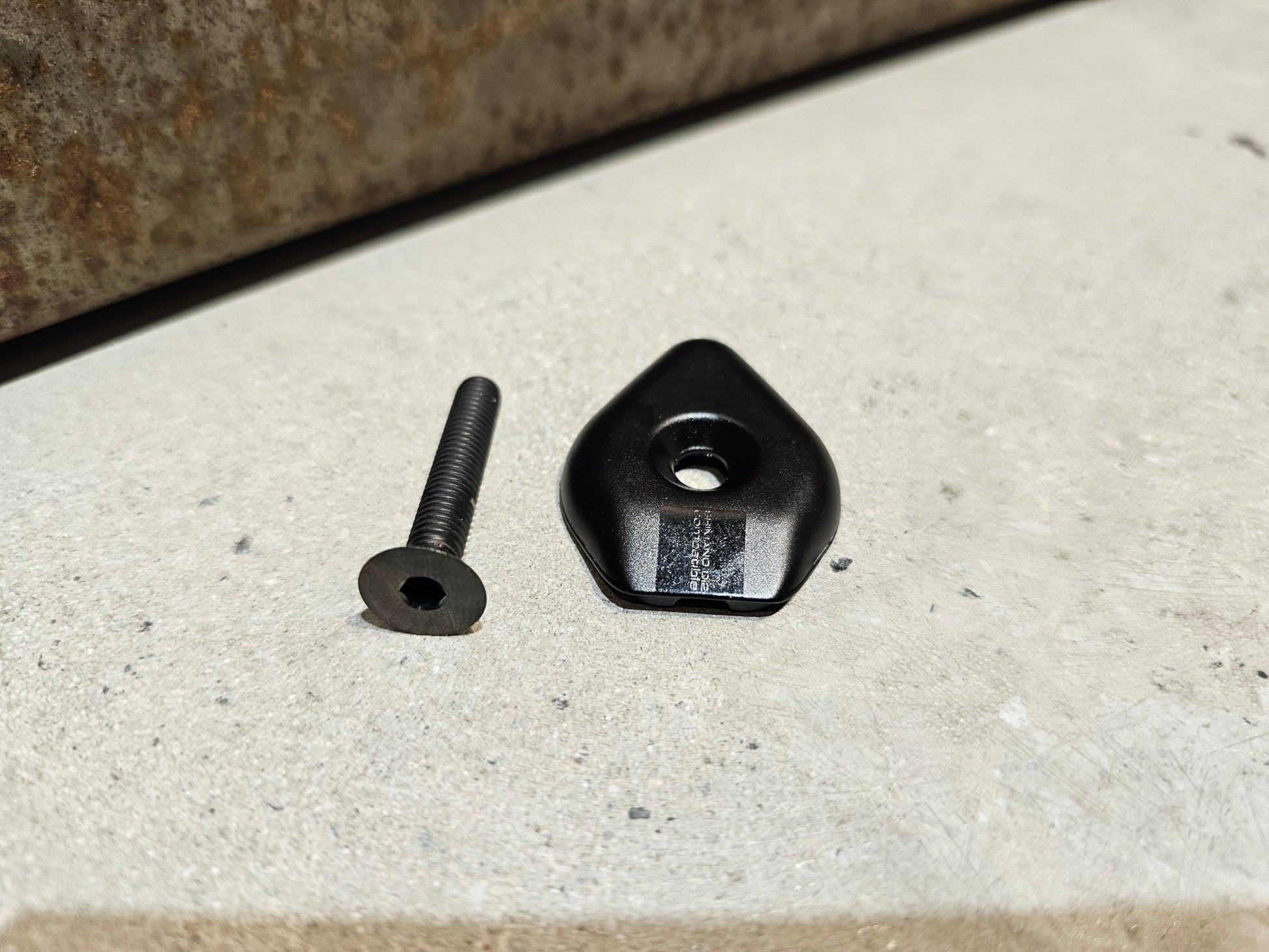 Zubehör von Pro, PRO AHEADKAPPE TOPCAP VIBE DI2 VORBAU 1 1/8 ZOLL in variant_title vor USEDBIKES - OB.DE Hintergrund