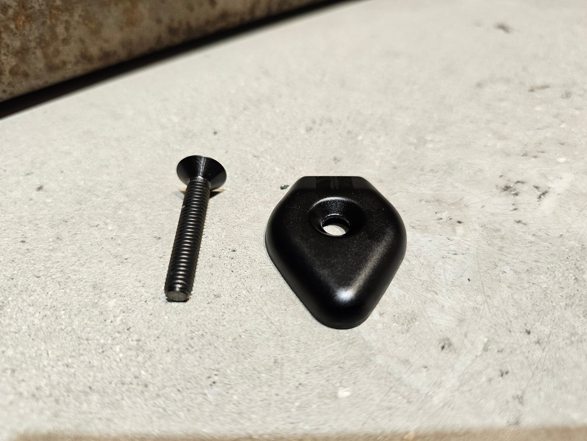 Zubehör von Pro, PRO AHEADKAPPE TOPCAP VIBE DI2 VORBAU 1 1/8 ZOLL in variant_title vor USEDBIKES - OB.DE Hintergrund