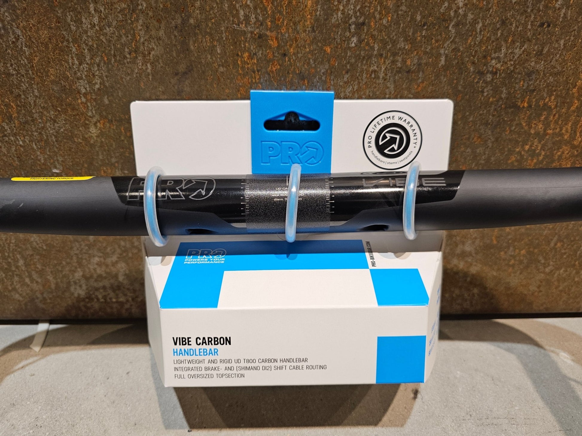 Lenker von Pro, PRO VIBE CARBON COMPACT LENKER 400 / 420MM in variant_title vor USEDBIKES - OB.DE Hintergrund