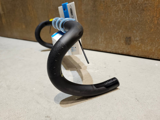 Lenker von Pro, PRO VIBE CARBON COMPACT LENKER 400 / 420MM in variant_title vor USEDBIKES - OB.DE Hintergrund