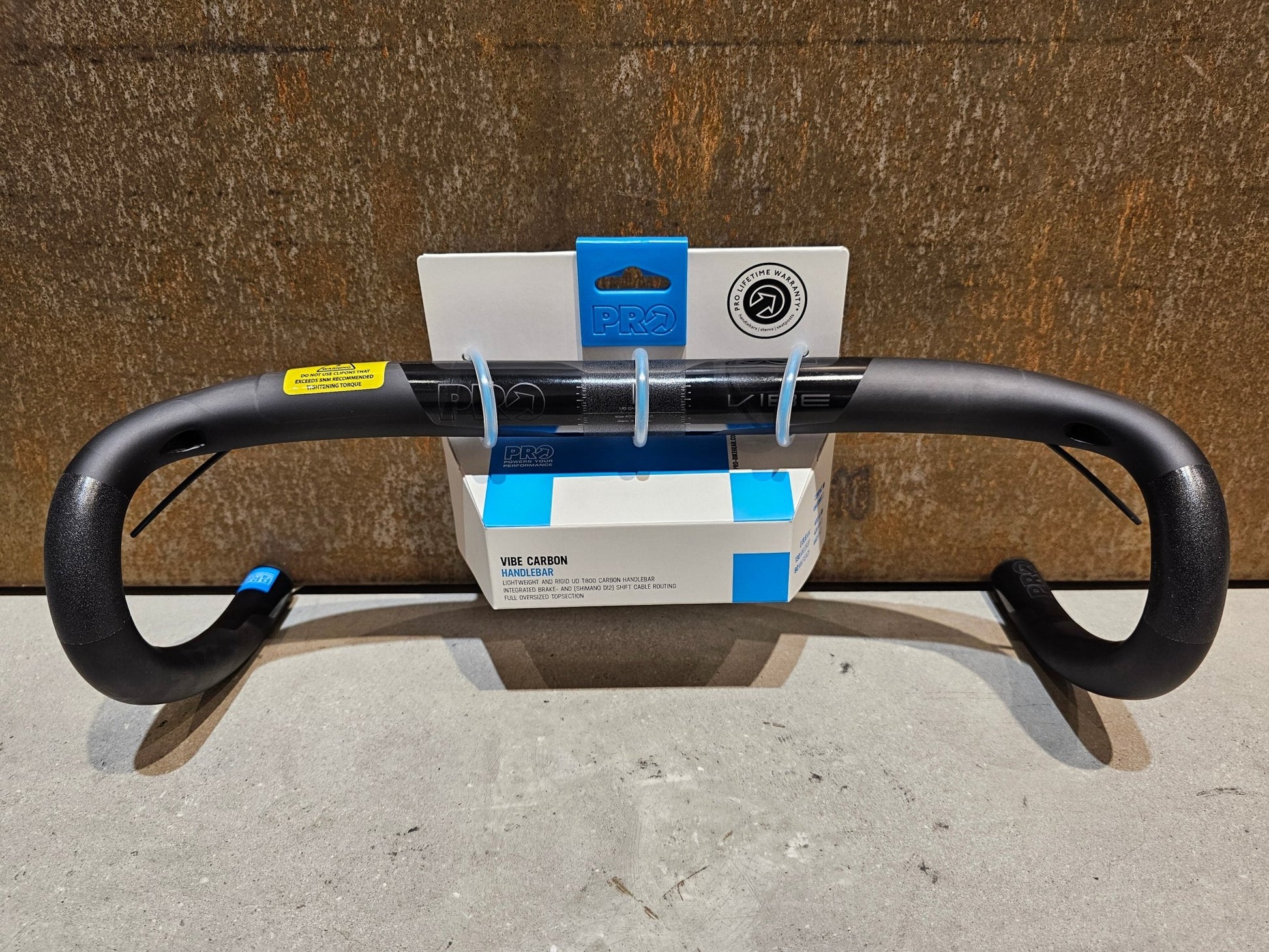 Lenker von Pro, PRO VIBE CARBON COMPACT LENKER 400 / 420MM in variant_title vor USEDBIKES - OB.DE Hintergrund