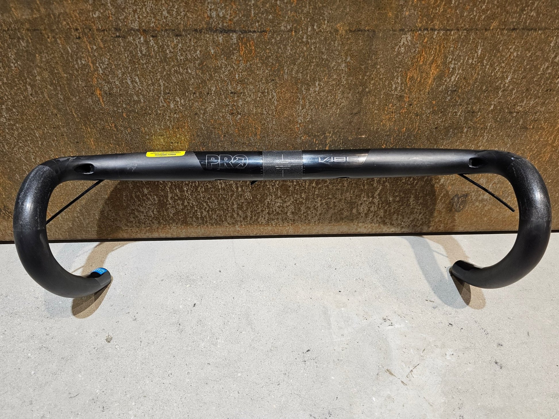 Lenker von Pro, PRO VIBE CARBON COMPACT LENKER 420 / 440MM B - WARE in variant_title vor USEDBIKES - OB.DE Hintergrund