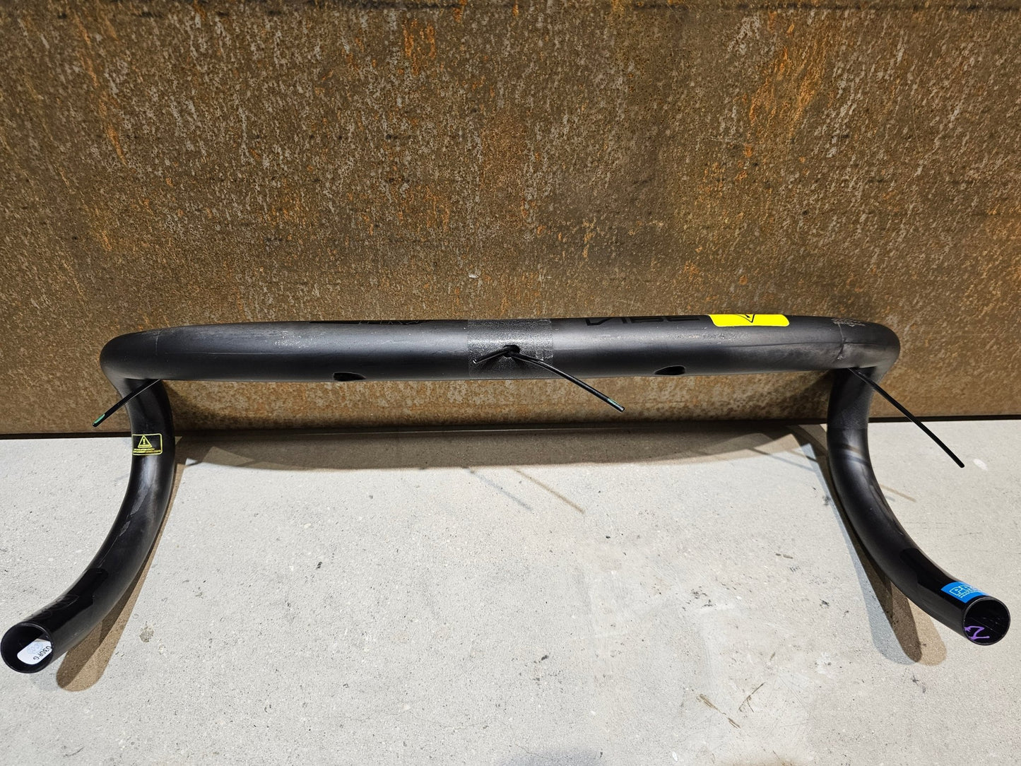 Lenker von Pro, PRO VIBE CARBON COMPACT LENKER 420 / 440MM B - WARE in variant_title vor USEDBIKES - OB.DE Hintergrund