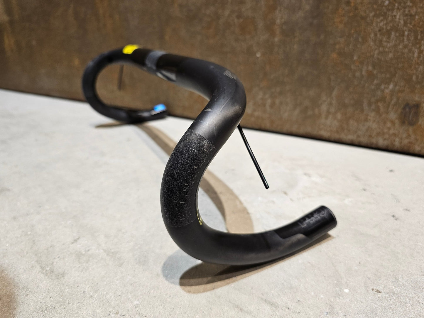 Lenker von Pro, PRO VIBE CARBON COMPACT LENKER 420 / 440MM B - WARE in variant_title vor USEDBIKES - OB.DE Hintergrund