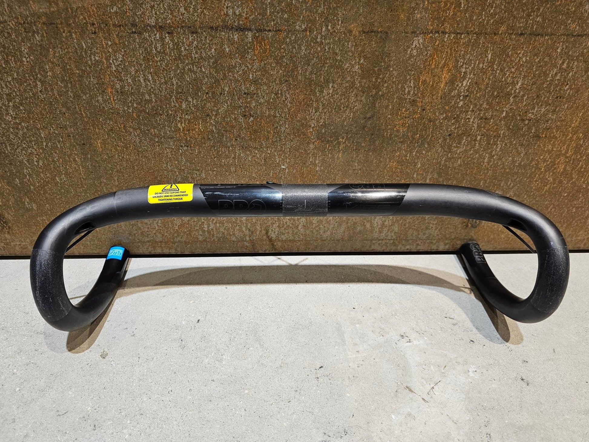 Lenker von Pro, PRO VIBE CARBON COMPACT LENKER 420 / 440MM B - WARE in variant_title vor USEDBIKES - OB.DE Hintergrund