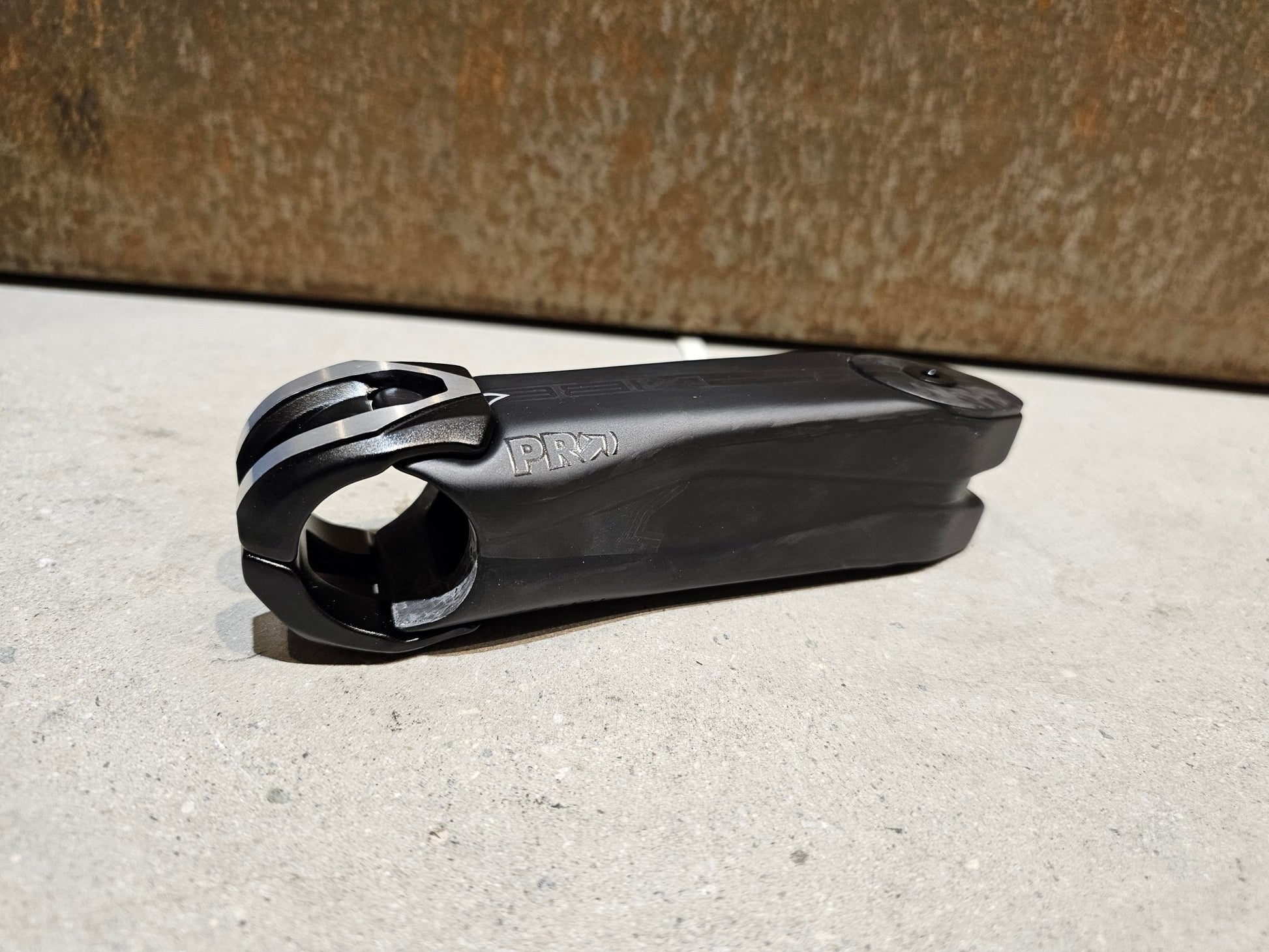 Vorbau von Pro, PRO VIBE CARBON VORBAU 110 / 120 / 130MM in variant_title vor USEDBIKES - OB.DE Hintergrund