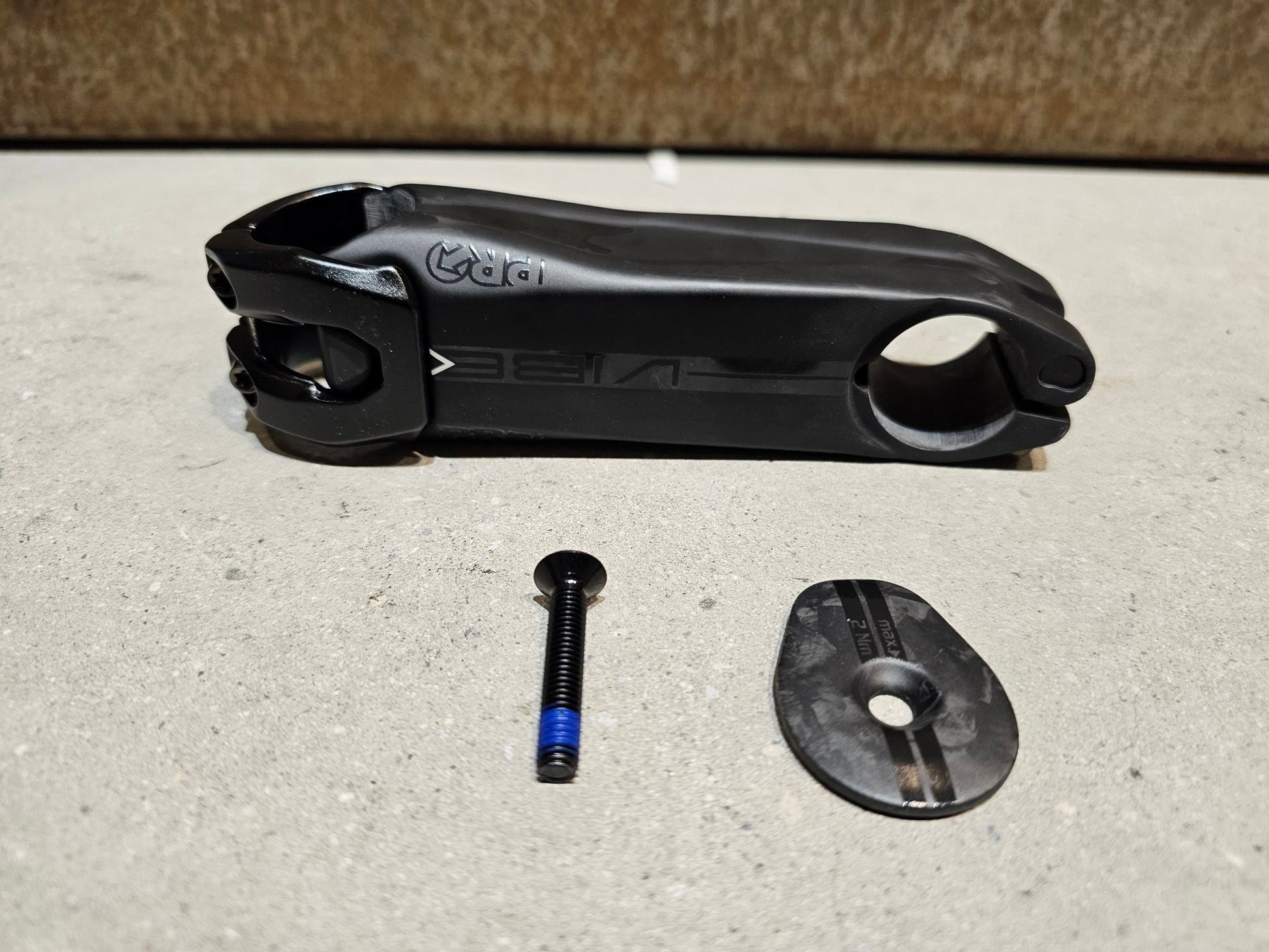 Vorbau von Pro, PRO VIBE CARBON VORBAU 110 / 120 / 130MM in variant_title vor USEDBIKES - OB.DE Hintergrund