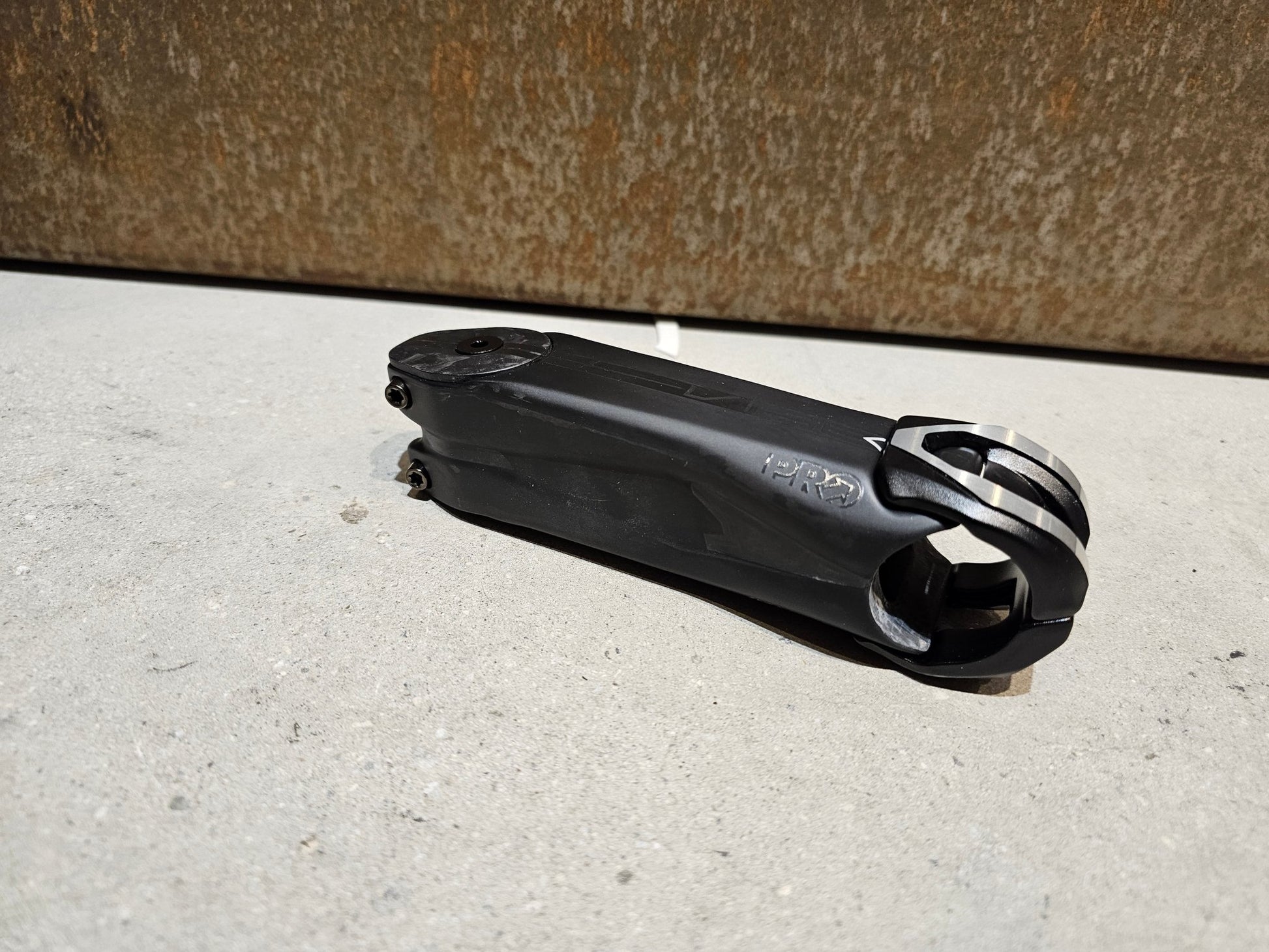 Vorbau von Pro, PRO VIBE CARBON VORBAU 110 / 120 / 130MM in variant_title vor USEDBIKES - OB.DE Hintergrund