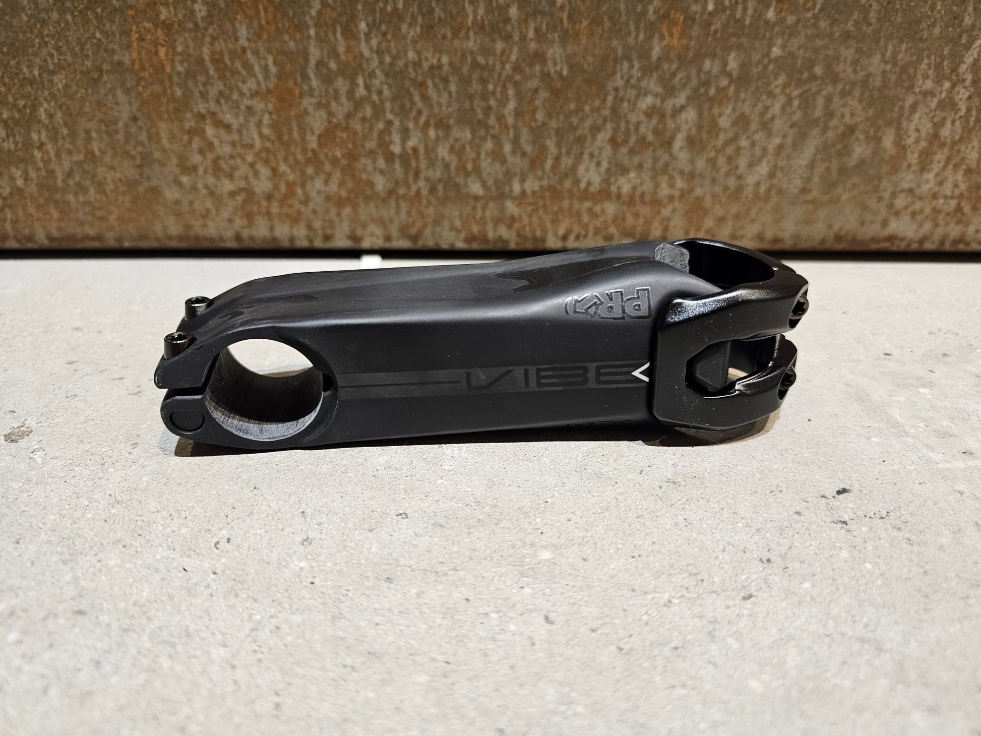 Vorbau von Pro, PRO VIBE CARBON VORBAU 110 / 120 / 130MM in variant_title vor USEDBIKES - OB.DE Hintergrund